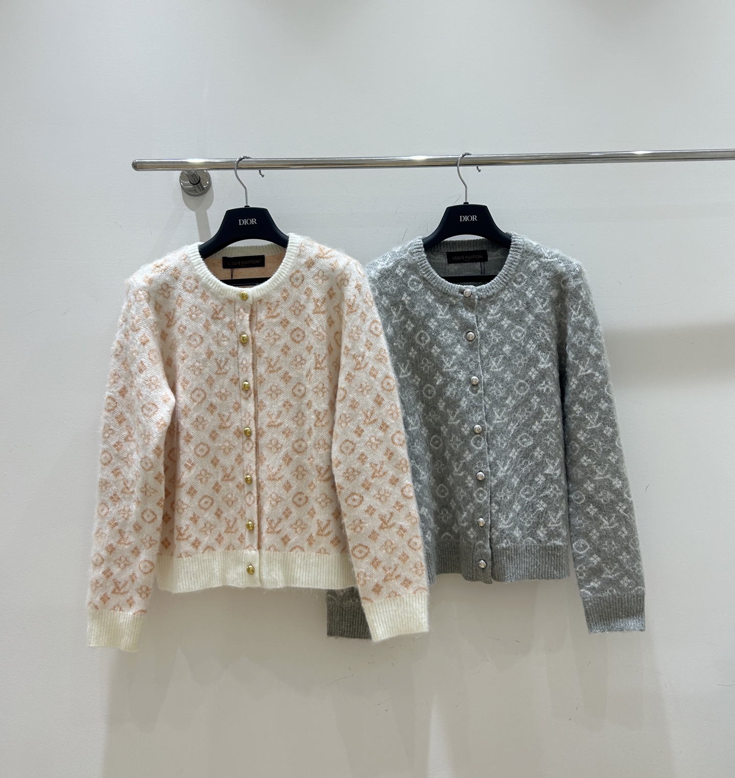 NO:606348,New style is coming!  Hey guys, this LV Louis Vuitton presbyopia jacquard all-over printed knitted cardigan is amazing!  The loose fit is super slim, and the round neck design with metal buttons is versatile and easy to wear. It has a fashionable and casual feel, so you can go fast!  ,,louis vuitton,louis vuitton,alexander wang19860909新款来袭！宝子们,LV路易威登这款老花字母提花满印针织开衫太绝啦！宽松版型超显瘦,金属扣圆领设计 还百搭不挑人,时尚休闲感拉满,速冲！,,louis vuitton,louis vuitton,alexander wang,Women's clothing