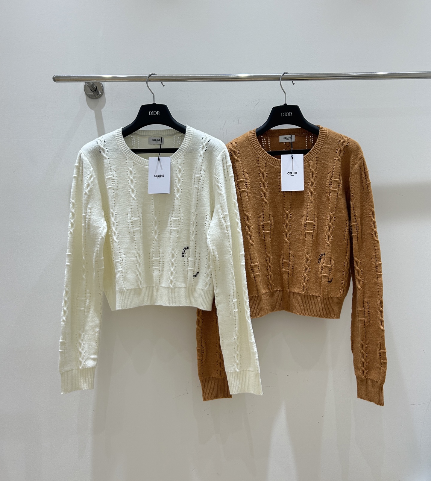 NO:606342,New for winter!  Celine's sweater is amazing. It has cut-out holes and a twisted rope design. The letter embroidery is super eye-catching. It has short long sleeves and a round neck. It is versatile and fashionable!  Two colors and three sizes available from stock.,,celine,sweaters,alexander wang19860909冬季上新！Celine这款毛衣绝了,挑孔镂空搭配麻花扭绳设计,字母刺绣超吸睛,短款长袖,圆领百搭,时尚感拉满！二色三码现货供应.,,celine,sweaters,alexander wang,Women's clothing