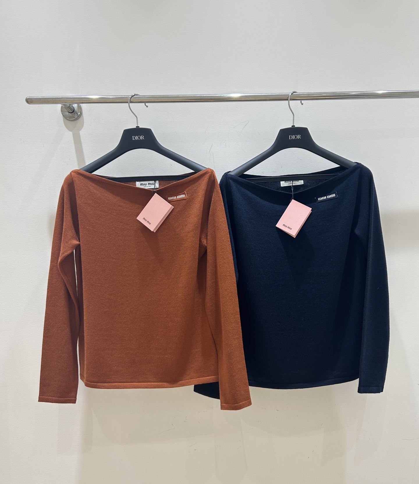 NO:666272,miumiu's new letter logo design, one-word collar shows elegant collarbone, long sleeves are warm and fashionable, simple yet high-end, showing feminine charm. Blue and brown SML ready for delivery.,,miumiu, 19860909miumiu新款字母徽标设计,一字领展现优雅锁骨,长袖保暖又时尚,简约而不失高级感,尽显女性魅力.蓝色 咖色SML现货发.,,miumiu, ,Women's clothing