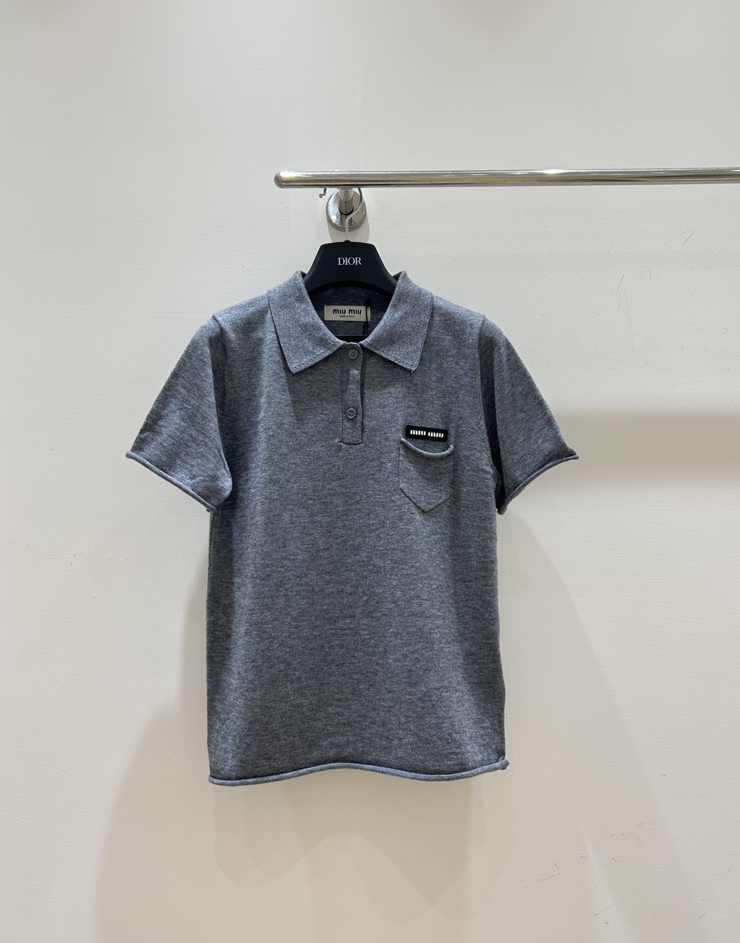 NO:624582,MiuMiaojia!  Chest letter logo pattern logo pocket knitted lapel short-sleeved top!  All three standards are complete!  Size S/M/L, shipped from stock!  (M size bust 86, length 58),,miumiu,T-shirt,alexander wang19860909Miu缪家！胸口字母logo图案徽标口袋针织翻领短袖上衣！三标齐全！码数S/M/L,现货发！(M码胸围86衣长58),,miumiu,T-shirt,alexander wang,Women's clothing