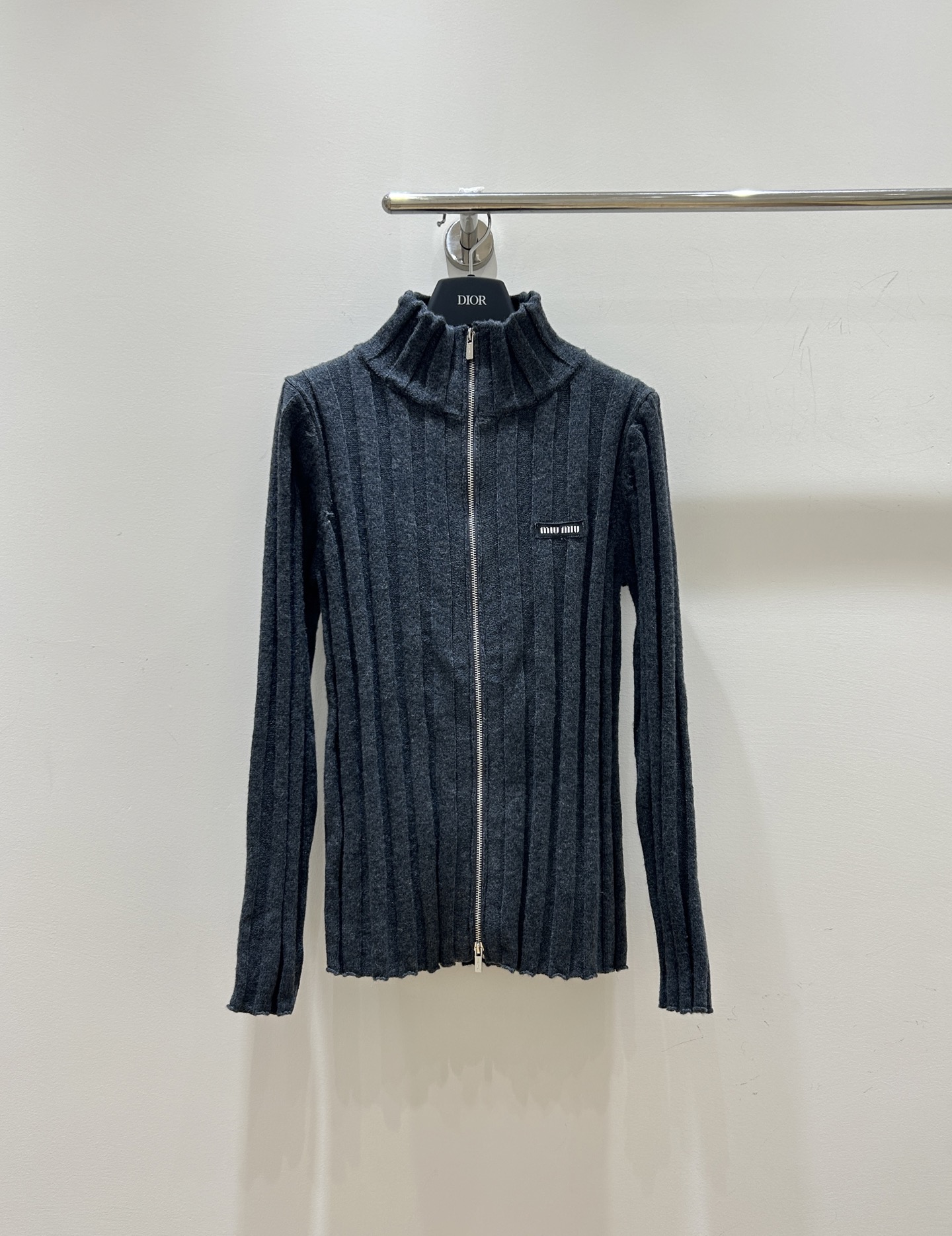 NO:621802,New autumn and winter styles are coming!  Miumiu letter logo sweater, trendy, casual and versatile. Stand-up collar zipper knitted zipper cardigan, full of French style, available in stock, don’t miss it!  ,,miumiu,sweaters,alexander wang19860909秋冬新款来袭！miumiu字母徽标毛衣,潮流休闲又百搭.立领拉链针织拉链开衫 法式风情满满,现货供应,别错过！,,miumiu,sweaters,alexander wang,Women's clothing