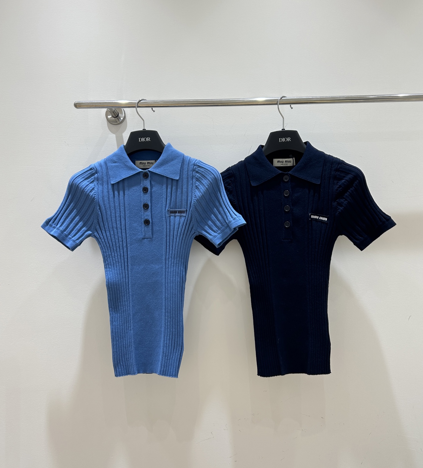 NO:621800,New models are available!  This miumiu letter logo pit strip knitted short-sleeve has a slim fit to show your figure, and the lapel design adds elegance. It is fashionable and versatile. Come and buy it now!  Two colors and three sizes are available from stock.,,miumiu,T-shirt,alexander wang19860909新款上新！这款miumiu字母徽标坑条针织短袖,修身版型显身材,翻领设计添气质,时尚又百搭,速来抢购！二色三码现货供应.,,miumiu,T-shirt,alexander wang,Women's clothing