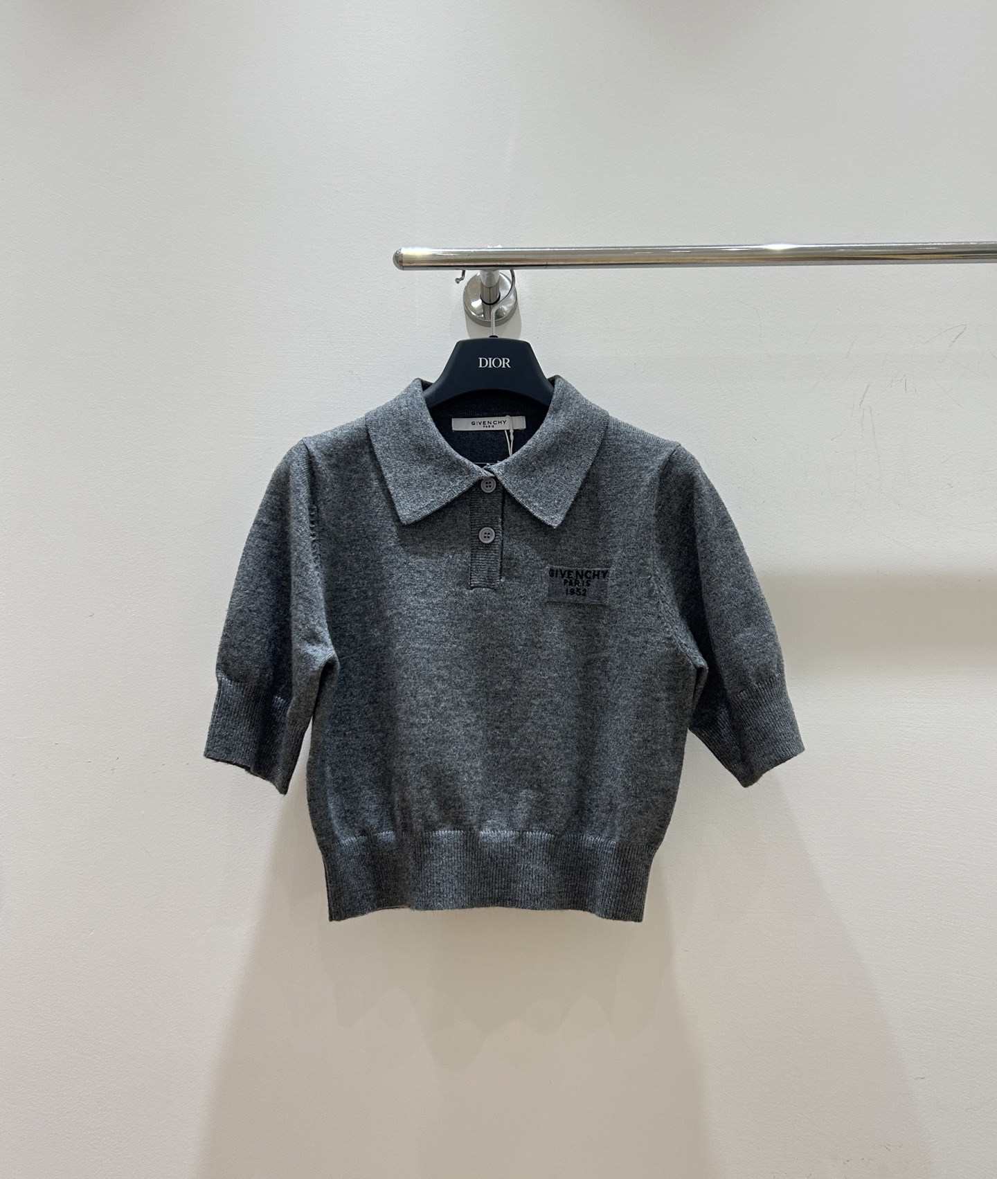 NO:629842,New Givenchy styles are coming!  】Givenchy letter embroidered knitted lapel short sleeves, exquisite embroidery highlights the brand's charm, short design shows off the slender waist, new summer must-have suit!  ,,givenchy,givenchy,T-shirt,alexander wang19860909纪梵希新款来袭！】Givenchy字母刺绣针织翻领短款短袖,精致刺绣彰显品牌魅力,短款设计秀出纤细腰肢,夏日必备套装新款！,,givenchy,givenchy,T-shirt,alexander wang,Women's clothing