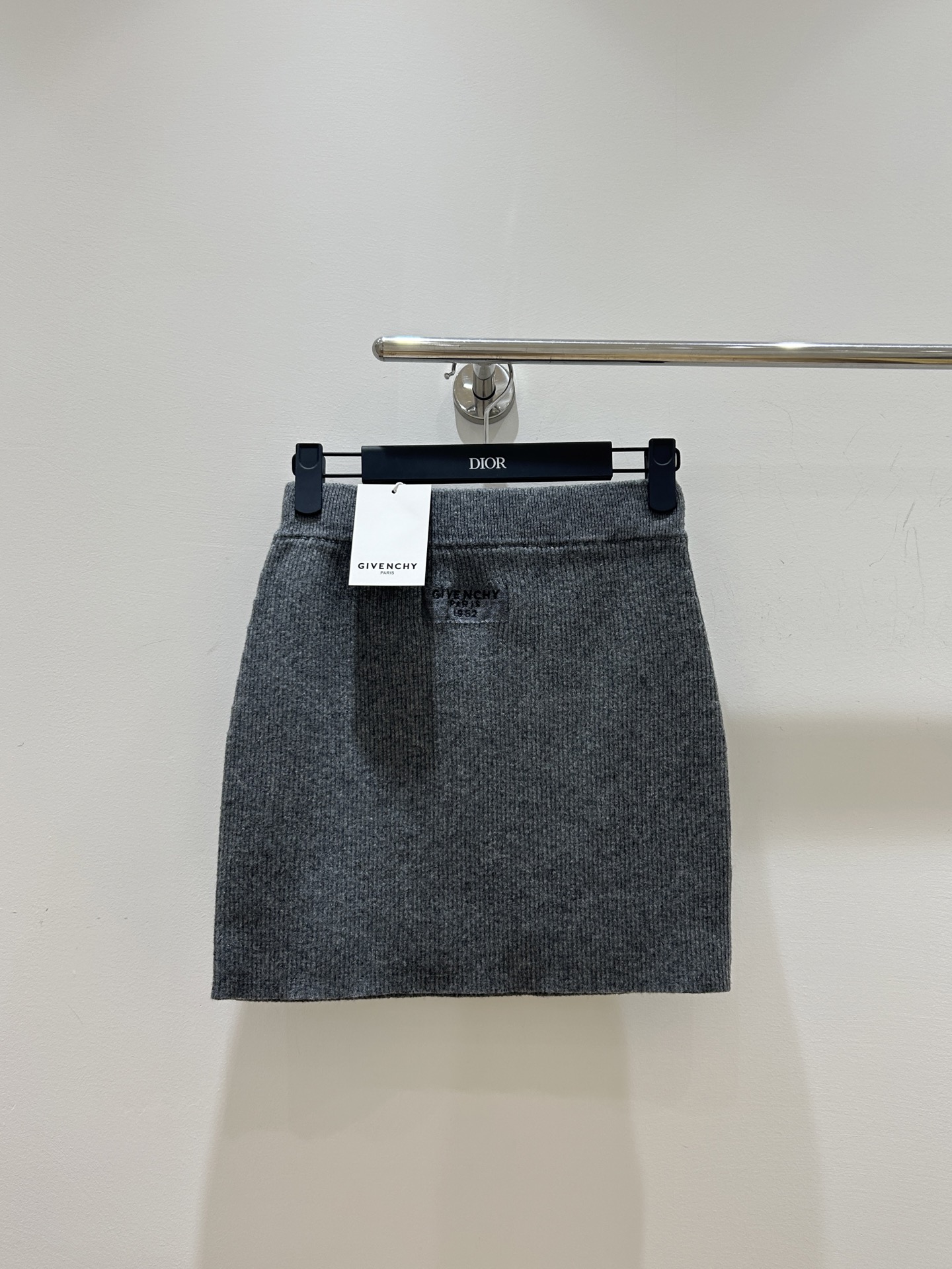 NO:629834,【Givenchy new model is coming!  】Knitted skirt with letter embroidery, elastic waist design, super comfortable, versatile and slimming, easy to create a fashionable suit, simple but not simple, come and buy it now!  ,,givenchy,skirts,alexander wang19860909【Givenchy新款来袭！】字母刺绣针织半裙,松紧腰设计超舒适,百搭又显瘦,轻松打造时尚套装,简约不简单,速来抢购！,,givenchy,skirts,alexander wang,Women's clothing