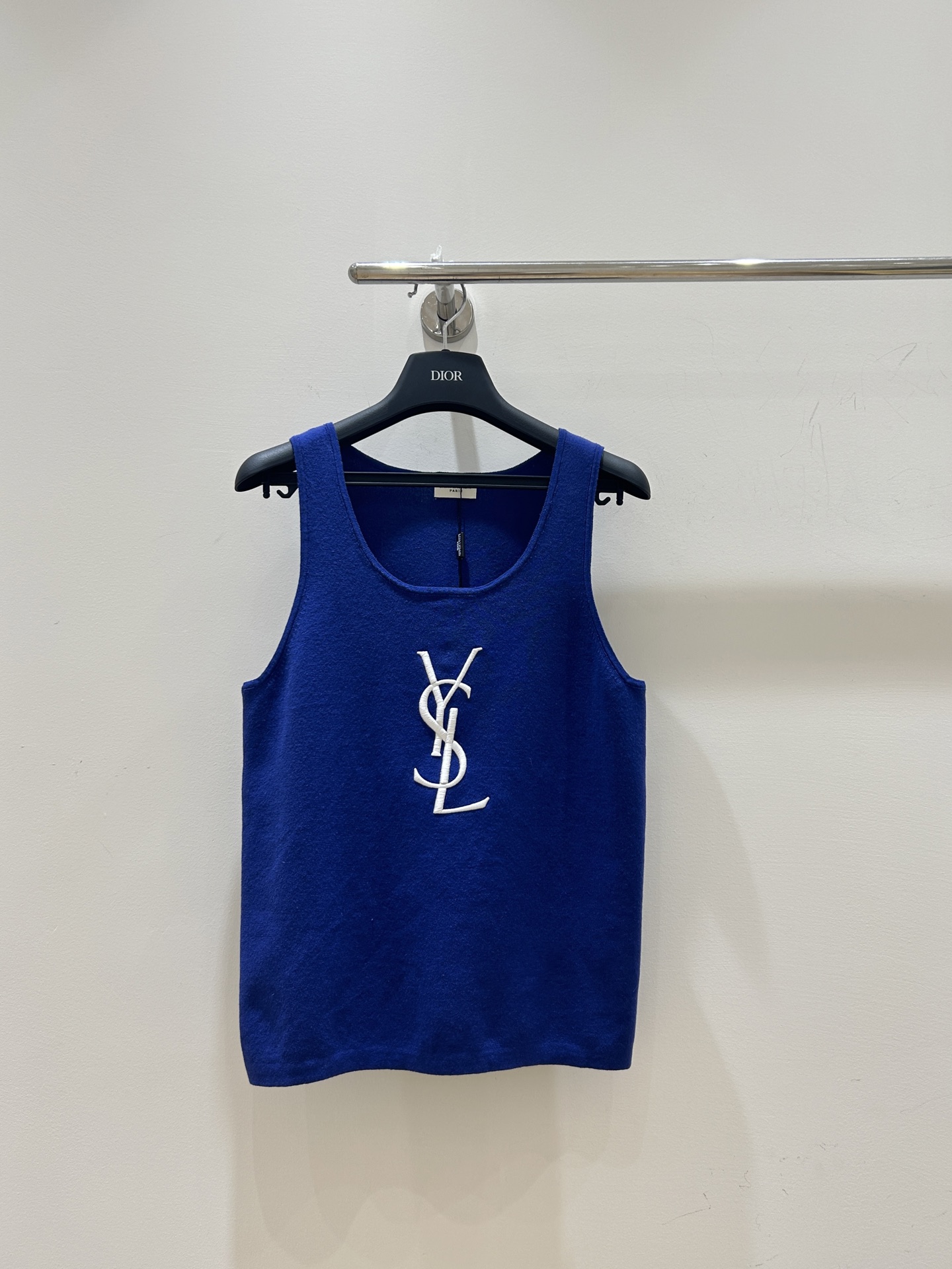 NO:629827,New vest] Saint Laurent YSL letter embroidered knitted vest is here!  The blue color is super white, and the exquisite embroidery highlights the quality of big-name brands. It is simple and versatile, a must-have for fashionistas, grab it now!  ,,saint laurent,saint laurent,alexander wang19860909背心上新】圣罗兰YSL字母刺绣针织背心来啦！蓝色超显白,精致刺绣彰显大牌质感,简约百搭,时尚达人必备,速抢！,,saint laurent,saint laurent,alexander wang,Women's clothing