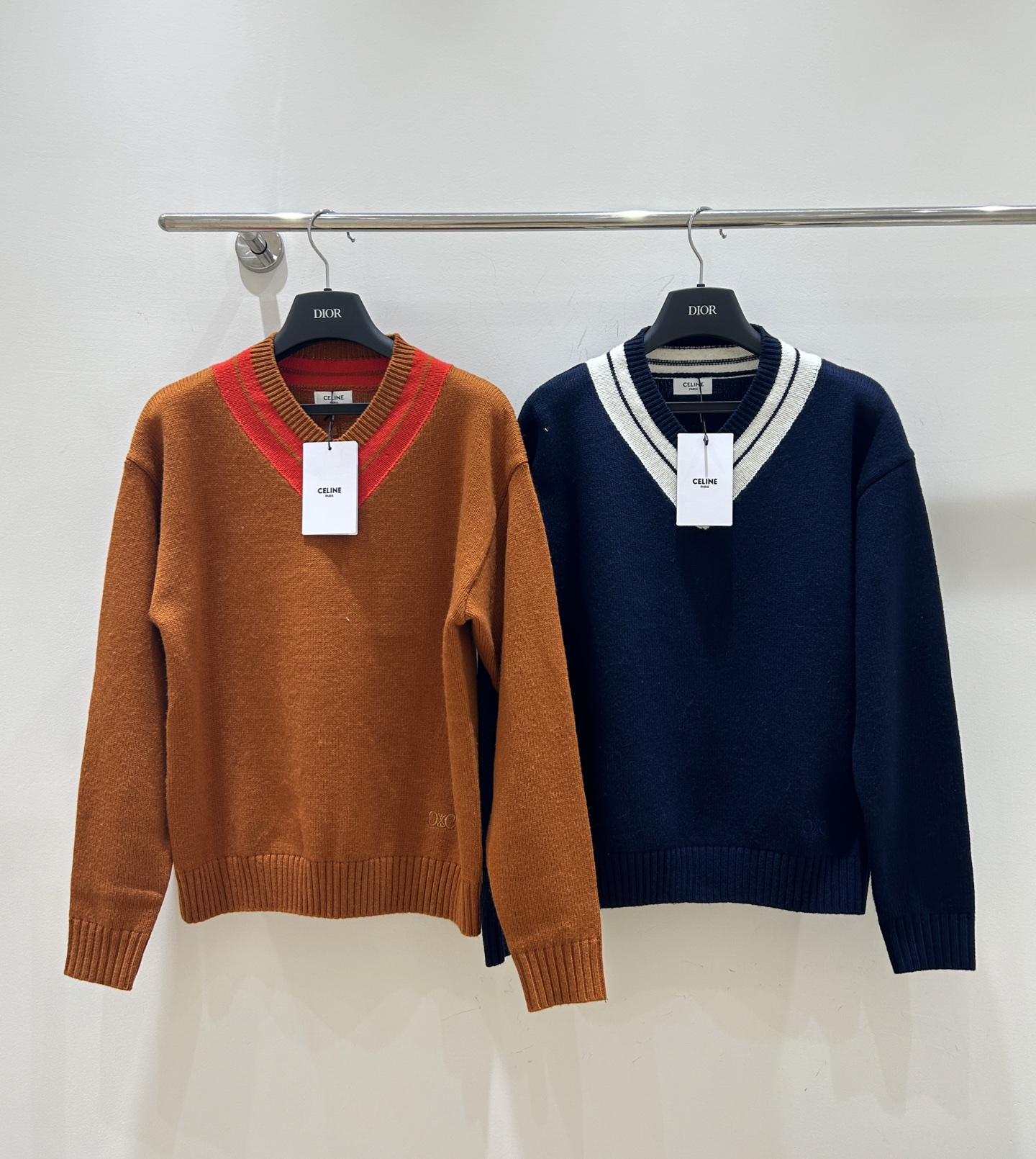 NO:629811,New autumn and winter styles are coming!  Celine's V-neck knitted long-sleeved sweater with letter embroidery and intercolor splicing is simple and fashionable. The details are full of high-end, making it easy to create an elegant autumn and winter look!  ,,celine,sweaters,alexander wang19860909秋冬新款来袭！Celine这款字母刺绣间色拼接V领针织长袖毛衣,简约又时尚,细节处尽显高级感,轻松打造秋冬优雅造型！,,celine,sweaters,alexander wang,Women's clothing