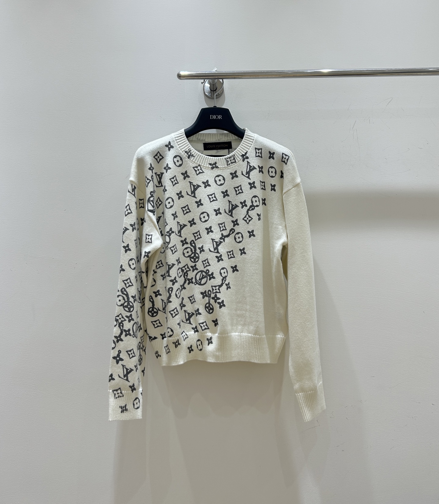 NO:629803,a new autumn and winter styles are coming!  LV Louis Vuitton's all-over monogram jacquard knitted round-neck long-sleeved sweater is fashionable and eye-catching, with high-quality texture. It is a must-have item for autumn and winter!  SML three-code ready supply.,,louis vuitton,louis vuitton,sweaters,alexander wang19860909a秋冬新款来袭！LV路易威登这款满身字母提花针织圆领长袖毛衣,时尚吸睛,质感上乘,秋冬穿搭必备神器！SML三码现货供应.,,louis vuitton,louis vuitton,sweaters,alexander wang,Women's clothing