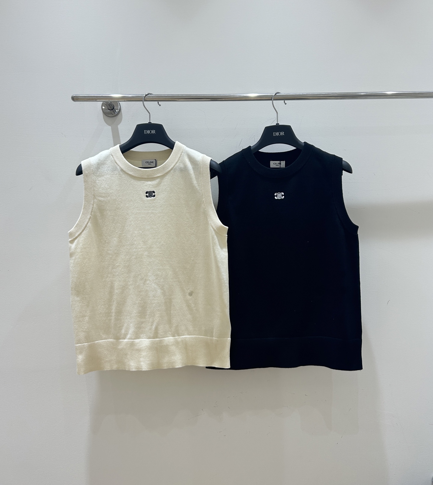NO:629798,[New arrival] Celine embroidered knitted vest, light and breathable, exquisite embroidery embellishment, fashionable and comfortable at the same time, a must-have item for summer, simple yet stylish. Available in two colors and three sizes, celine, alexander wang19860909【新款上新】Celine刺绣针织背心,轻盈透气,精致刺绣点缀,时尚与舒适并存,夏日必备单品,简约而不失格调.二色三码现货供应,,celine,alexander wang,Women's clothing