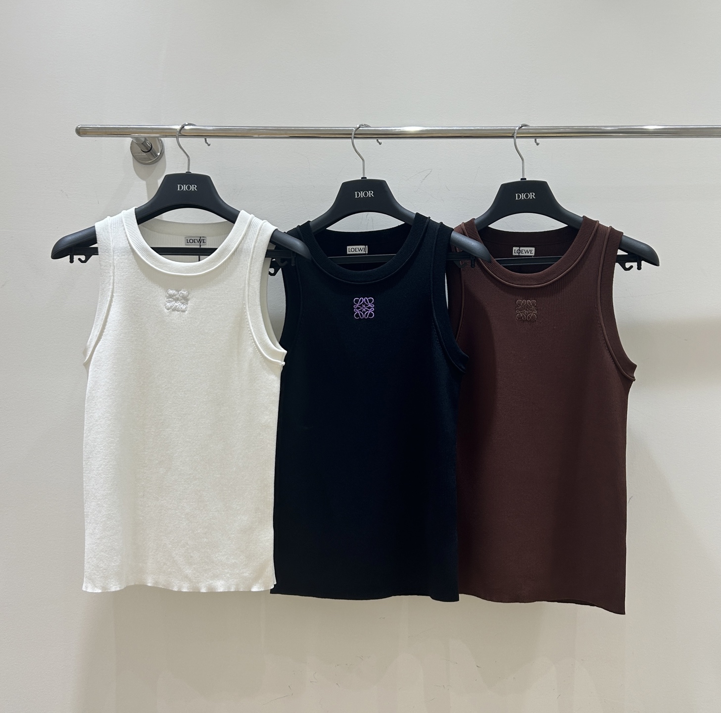 NO:629791,[New women's clothing, now in stock] Loewe's classic embroidered logo vest, slim fit, high-end and versatile. Casual style, easy to control various occasions, showing elegance. Three sizes and three colors in stock!,, loewe, alexander wang19860909【新款女装上新 现货】罗意威经典刺绣logo背心,显瘦版型,高级百搭.休闲风格,轻松驾驭各种场合,尽显优雅气质.三码三色现货!,,loewe,alexander wang,Women's clothing