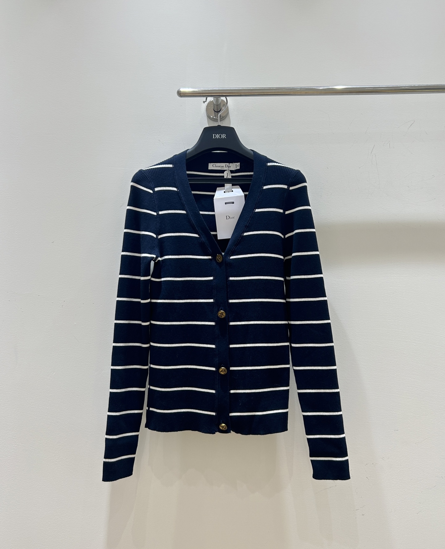 NO:652161,Refreshed for autumn and winter, Dior’s navy blue and white striped V-neck knitted cardigan is here!  Classic stripes, simple V-neck, high-quality texture, ready-made straight hair, easily create a high-end look!  ,,dior,dior,alexander wang19860909秋冬焕新,Dior迪奥藏蓝白色条纹V领针织开衫来袭！经典条纹,简约V领,质感上乘,现货直发,轻松搭出高级感！,,dior,dior,alexander wang,Women's clothing
