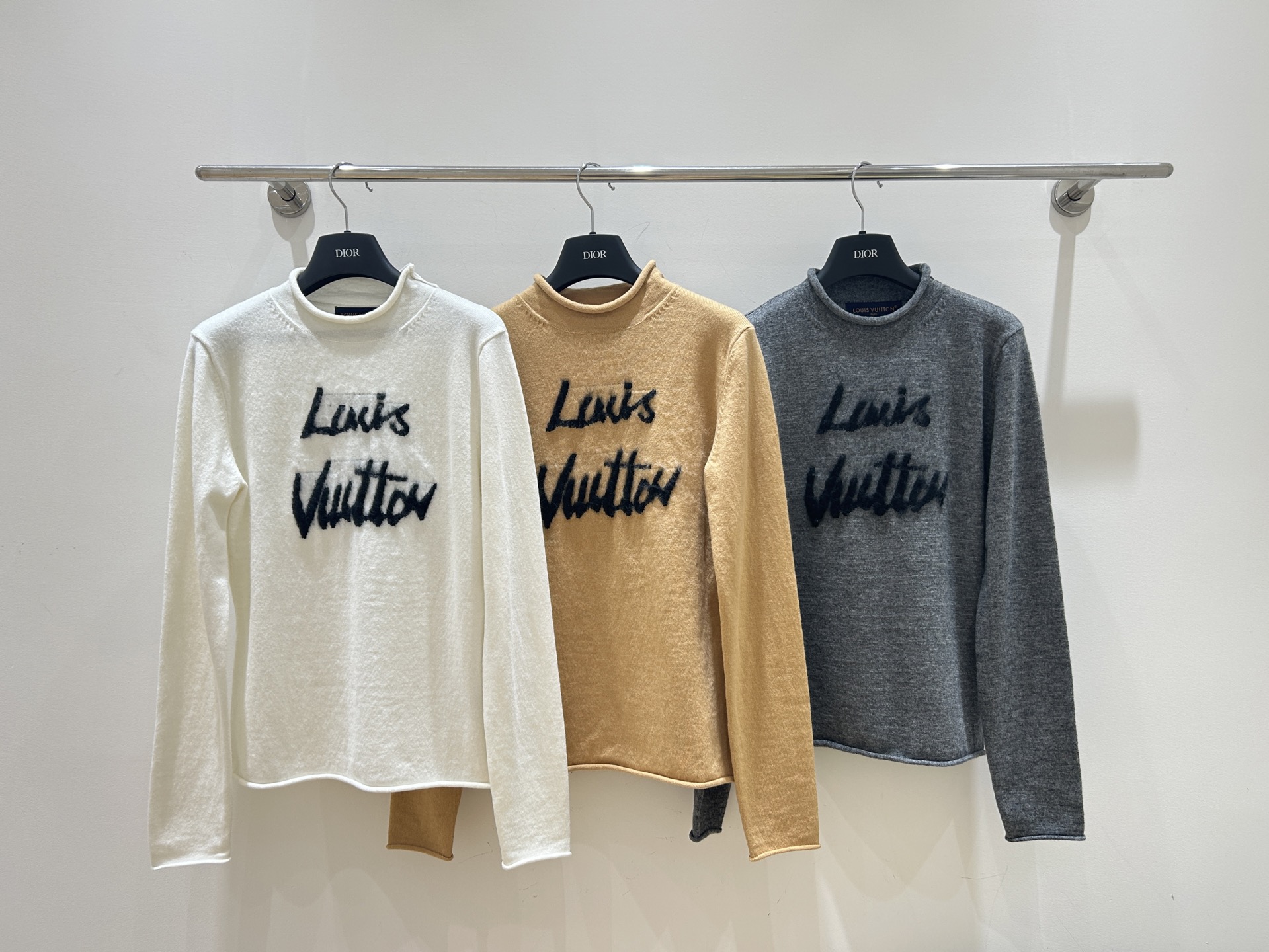 NO:652155,Renewal for autumn and winter!  LV's new women's sweater with Louis Vuitton letter embroidery is here, half turtleneck knitted, pullover design, wool material, warm and fashionable, grab it now!  ,,louis vuitton,louis vuitton,sweaters,alexander wang19860909秋冬焕新！LV路易威登字母刺绣新款女士毛衣来啦,半高领针织,套头设计,羊毛材质,保暖又时尚,现货速抢！,,louis vuitton,louis vuitton,sweaters,alexander wang,Women's clothing