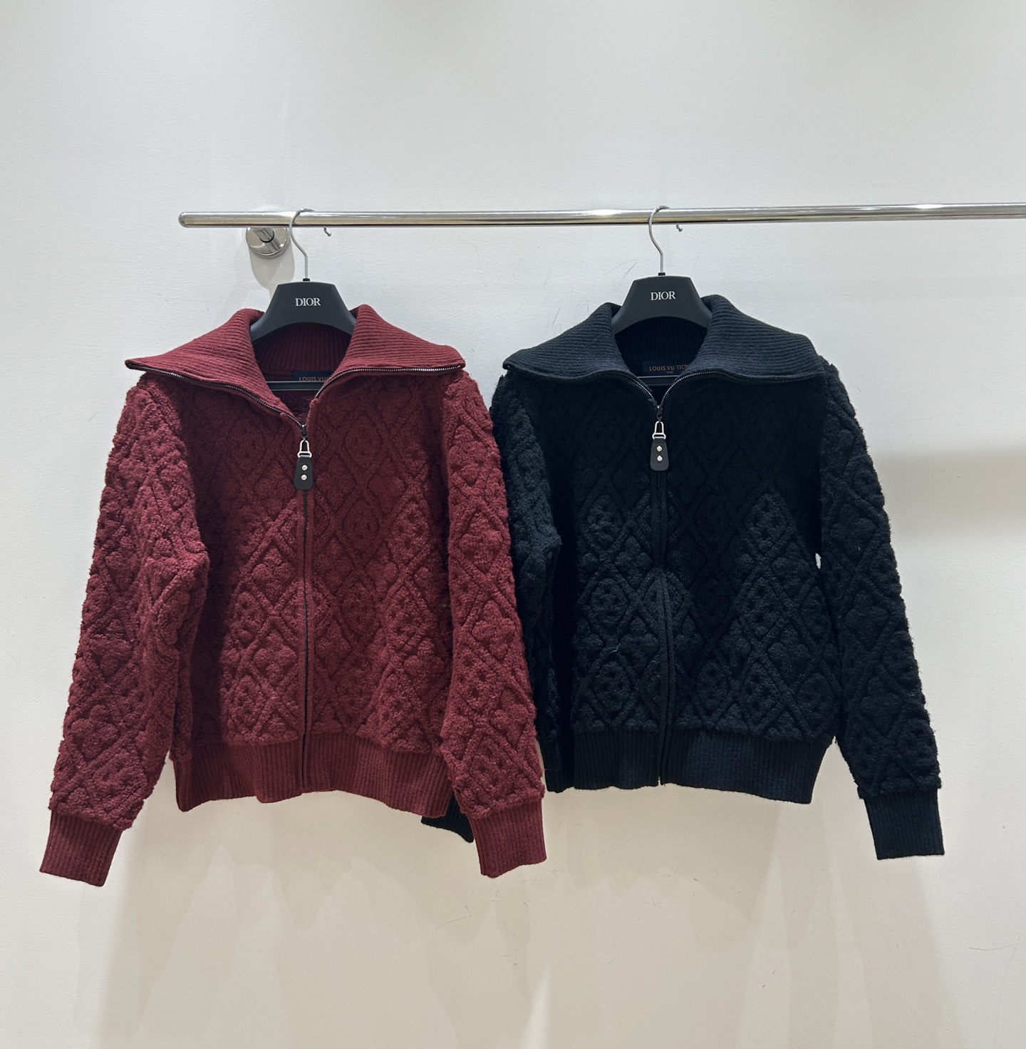 NO:655349,New women's clothing] Simple and elegant LV Louis Vuitton rhombus zipper cardigan navy collar stand collar jacket, high-end texture, fashionable and versatile. Light and comfortable, full of feminine charm, suit matching adds style. Two colors and three sizes are available from stock!,, louis vuitton, louis vuitton, jackets & coats, alexander wang19860909新款女装上新】简洁优雅的LV路易威登菱格拉链开衫海军领立领外套,高级质感,时尚百搭.轻盈舒适,尽显女性魅力,套装搭配更添风采.二色三码现货供应!,,louis vuitton,louis vuitton,jackets & coats,alexander wang,Women's clothing