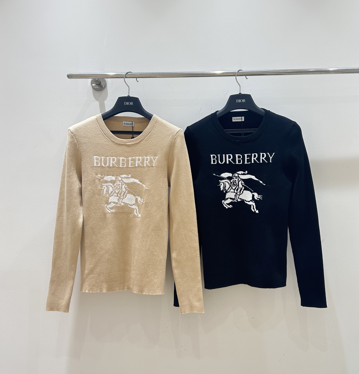 NO:658514,New for fall and winter!  Burberry letter war horse jacquard knitted round neck wool bottoming shirt, slim fit and super slimming, wool material is super warm, fashionable and versatile, come and buy it now!  Two colors and three sizes available from stock, burberry, alexander wang19860909秋冬上新啦！巴宝莉字母战马提花针织圆领羊毛打底衫,修身版型超显瘦,羊毛材质超保暖,时尚百搭,速来选购！二色三码现货供应,,burberry,alexander wang,Women's clothing