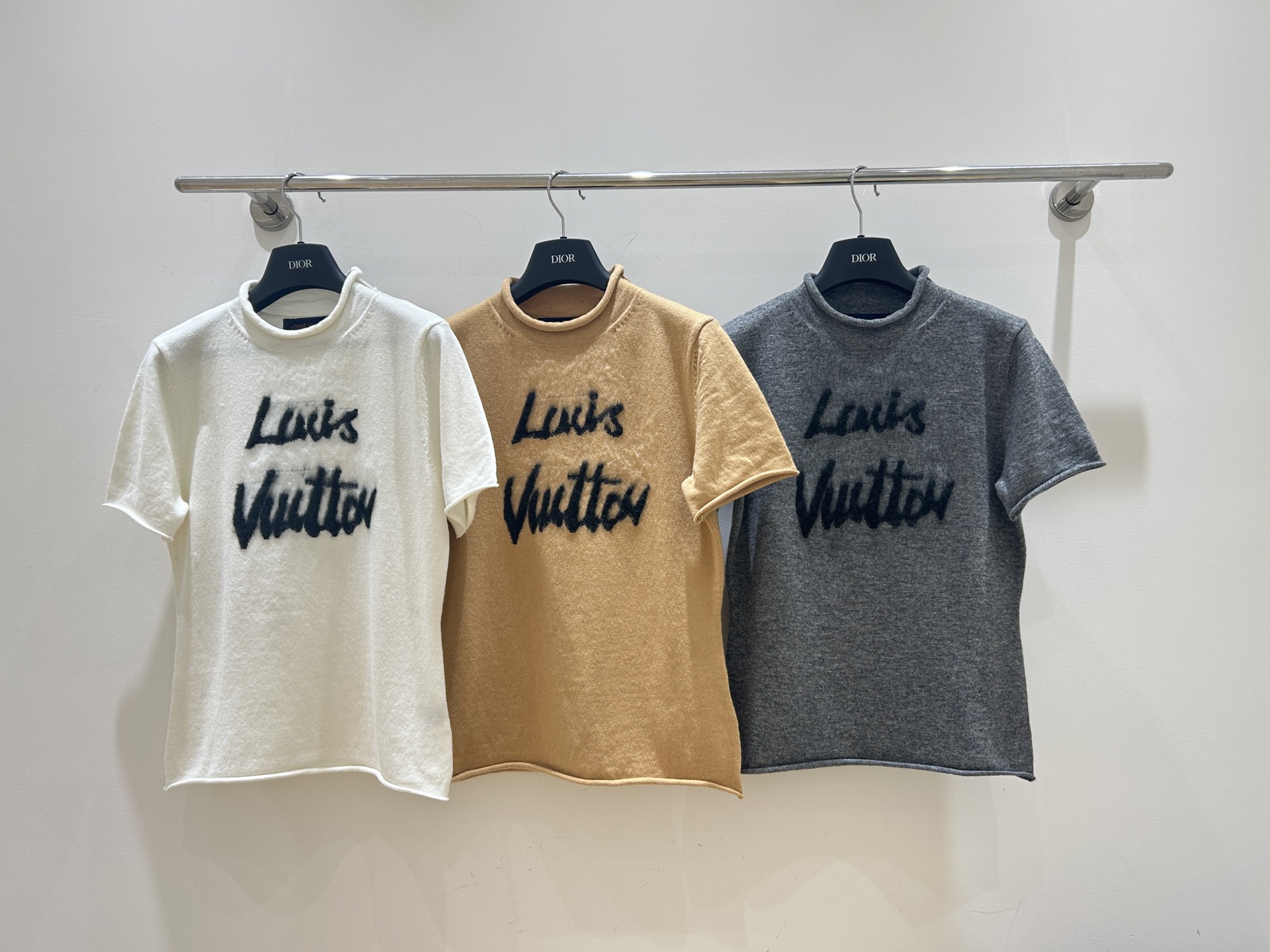 NO:658512,Renewal for autumn and winter!  The new LV Louis Vuitton letter embroidered women's short-sleeve is here, half turtleneck knitted, curled pullover design, wool material, warm and fashionable, grab it now!  Three colors and three sizes available from stock, louis vuitton, louis vuitton, T-shirt, alexander wang19860909秋冬焕新！LV路易威登字母刺绣新款女士短袖来啦,半高领针织,卷边套头设计,羊毛材质,保暖又时尚,现货速抢！三色三码现货供应,,louis vuitton,louis vuitton,T-shirt,alexander wang,Women's clothing