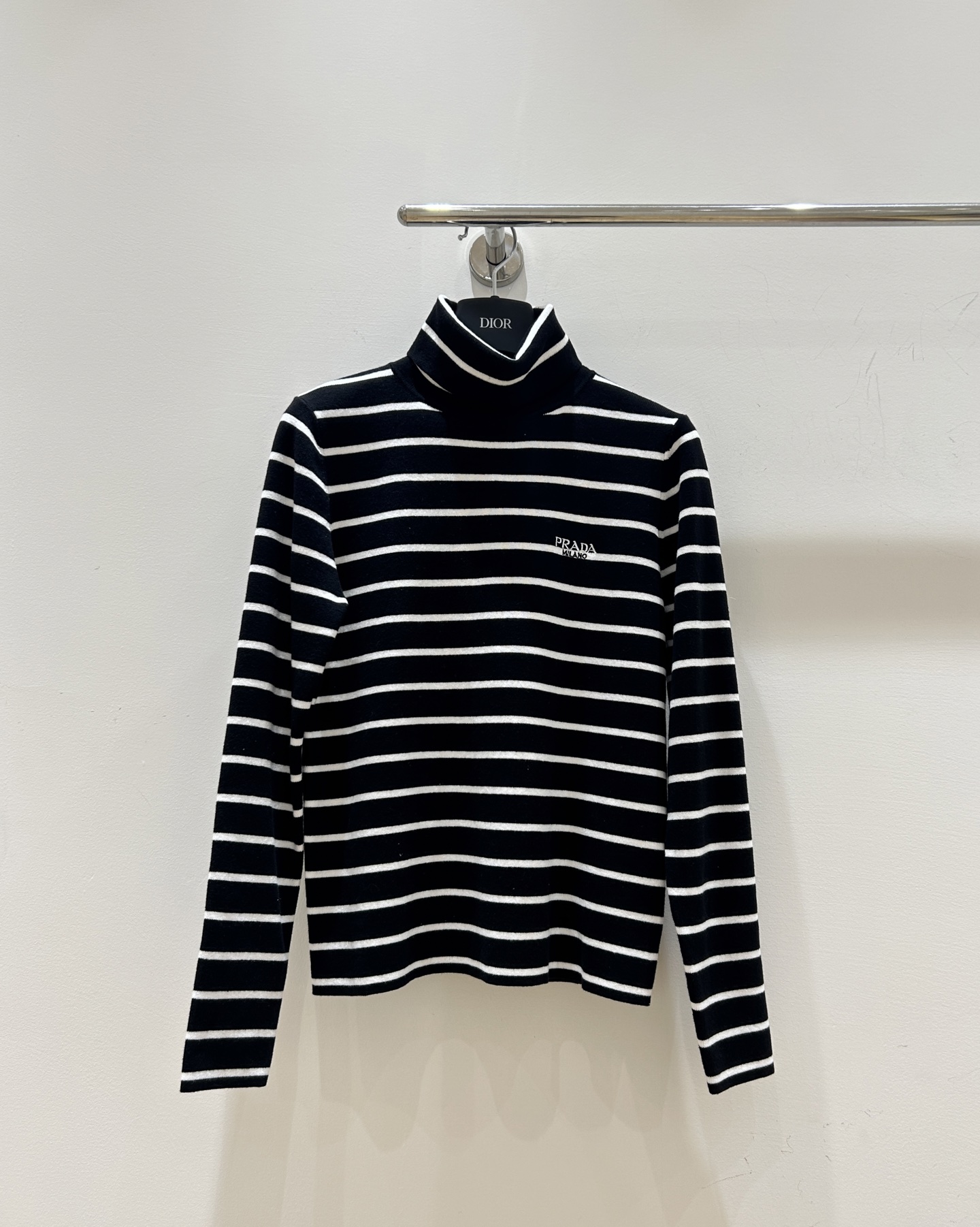 NO:659104,Prada 25 new autumn and winter striped bottoming shirt, ultra-exquisite letter embroidery, black and white stripes are classic and fashionable, slim fit, high collar design, a must-have item for autumn and winter!  Code numberSML,,prada,alexander wang19860909Prada 25秋冬新款 条纹打底衫,字母刺绣超精致,黑白条纹经典又时尚,修身版型,高领设计,秋冬必备单品！码数SML,,prada,alexander wang,Women's clothing