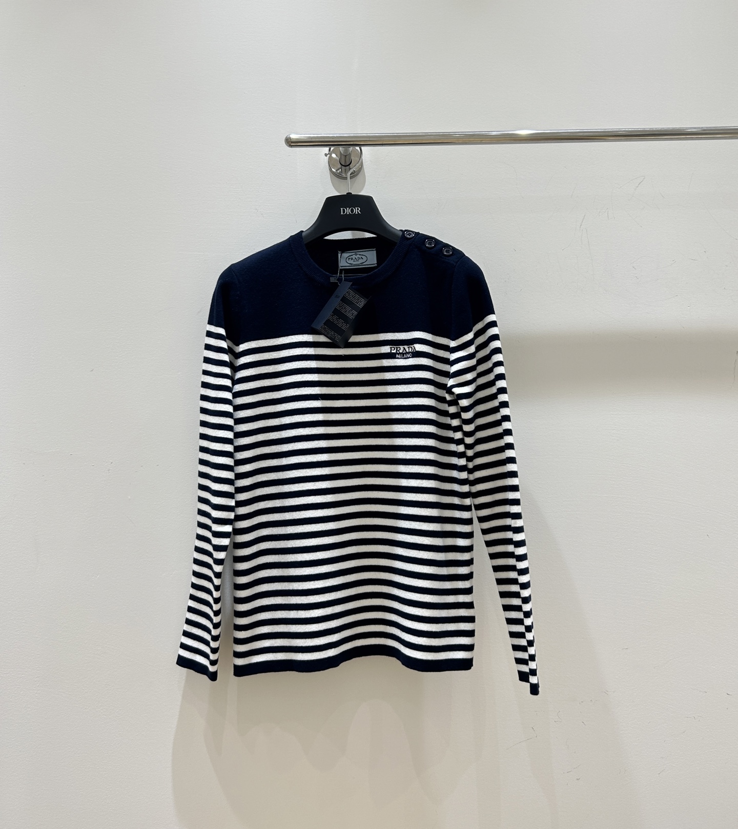 NO:664102,Renewal for autumn and winter!  Prada is coming, navy blue striped knitted long sleeves, exquisite letter embroidery, unique shoulder buckle design, comfortable round neck, full of fashion sense, hurry up and buy it!  ,,prada,prada, 19860909秋冬焕新！普拉达Prada来袭,藏蓝色条纹针织长袖,字母刺绣精致,肩扣设计独特,圆领舒适,时尚感拉满,速来抢购！,,prada,prada, ,Women's clothing