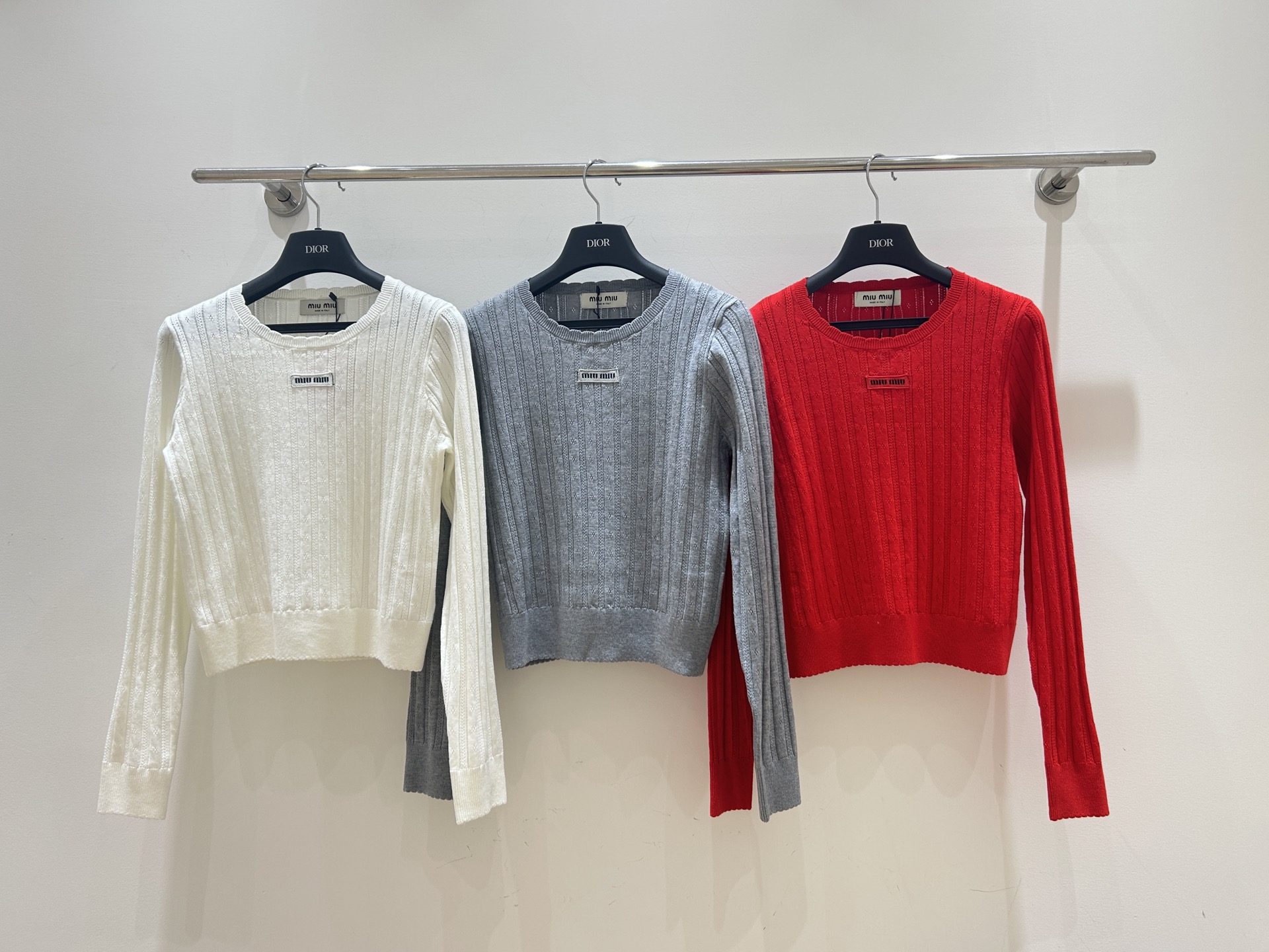 NO:666283,New model for autumn and winter] Simple and clear MIUMIU style short long sleeves, letter patch and lace round neck, perforated hollow knitted design, cool and breathable, short-sleeved style, fashionable and comfortable. Three colors and three sizes are available in seconds!  ,,miumiu,T-shirt, 19860909秋冬新款】简洁明了的MIUMIU风格短款长袖 字母贴布与花边圆领结合,挑孔镂空针织设计,清凉透气,短袖款式,时尚又舒适.三色三码现货秒发！,,miumiu,T-shirt, ,Women's clothing