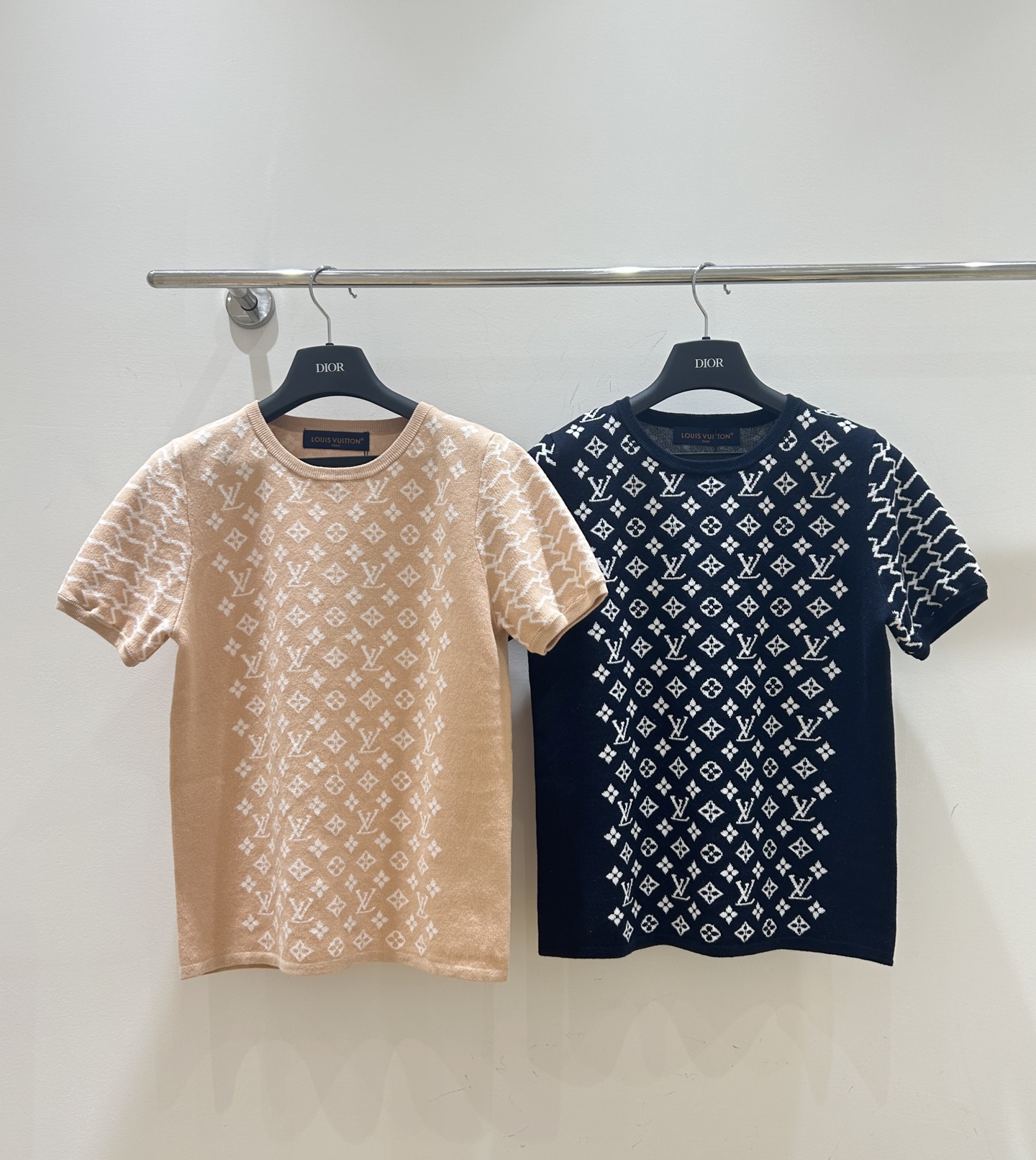 NO:666286,New models available in seconds!  Louis Vuitton's LV women's top is coming. Made of cotton blend material, jacquard craftsmanship creates a two-color presbyopia pattern. It has a knitted round neck and short sleeves. It is fashionable and comfortable. Come and buy it now!  Two colors and three sizes available from stock, louis vuitton, louis vuitton, T-shirt,  19860909新款现货秒发！路易威登LV女士上衣来袭,棉质混纺材质,提花工艺打造双色老花图案,针织圆领搭配短袖,时尚又舒适,速来抢购！二色三码现货供应,,louis vuitton,louis vuitton,T-shirt, ,Women's clothing