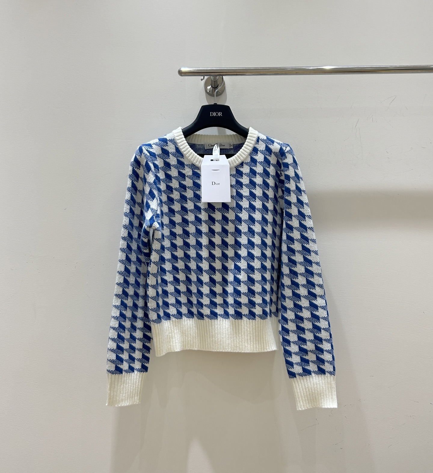 NO:666274,New autumn and winter styles are coming!  This Dior sweater is super eye-catching, with blue rhombus print all over, knitted material, short length and long sleeves, fashionable and warm, come and plant some grass!  ,,dior,dior,sweaters, 19860909秋冬新款来袭！Dior迪奥这款毛衣超吸睛,满身蓝色菱格印花,针织材质,短款长袖,时尚又保暖,速来种草！,,dior,dior,sweaters, ,Women's clothing