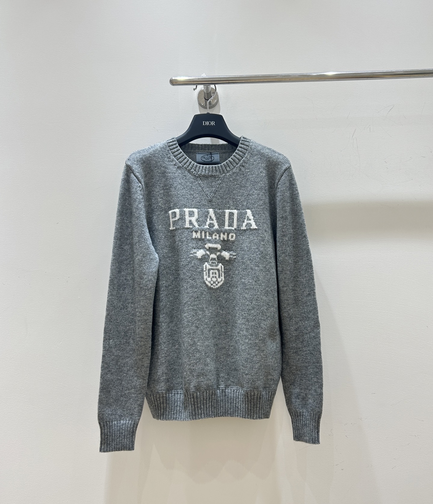 NO:683575,[New women's clothing] Simple and clear Prada letter jacquard, round neck and long-sleeved design, wool sweater is warm and fashionable, classic and versatile, easy to control casual style.,, prada,19860909【新款女装上新】简洁明了的普拉达字母提花,圆领长袖设计,羊毛针织衫温暖又时尚,经典百搭,轻松驾驭休闲风格.,,prada,,Women's clothing