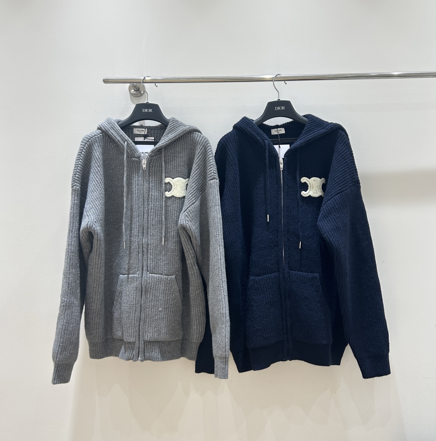 NO:685291,[New models will be shipped in seconds!  】Celine Arc de Triomphe embroidered wool hooded zipper jacket is here!  Hooded zipper knitted design, the zipper opening and closing is neat and stylish, and the exquisite embroidered logo is low-key and tasteful. It is a must-have for autumn and winter, grab it now!  Two colors and three sizes are available from stock.,,celine,jackets & coats,hats,19860909【新款现货秒发！】Celine凯旋门刺绣羊毛连帽拉链外套来袭！连帽拉链针织设计,拉链开合利落有型,精致刺绣logo低调显品味,秋冬穿搭必备,速抢！二色三码现货供应.,,celine,jackets & coats,hats,,Women's clothing