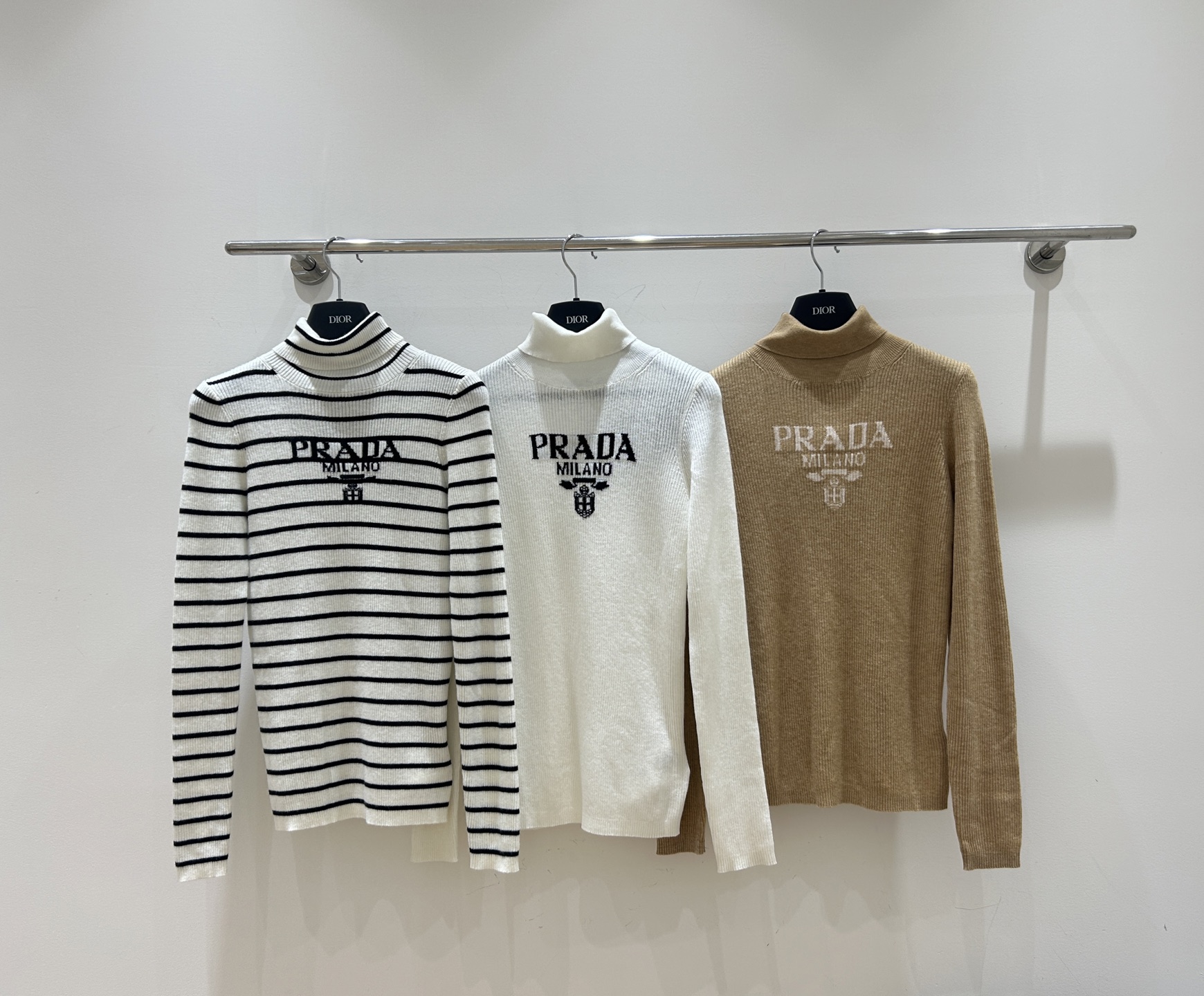 NO:685285,pIt’s new for autumn and winter!  Prada’s bottoming shirt is amazing, with ultra-exquisite letter embroidery, black and white stripes, white khaki, classic and fashionable, slim fit, high collar design, a must-have item for autumn and winter!  ,,prada,prada,19860909p秋冬焕新啦！普拉达Prada这款打底衫绝了,字母刺绣超精致,黑白条纹 白色 卡其色 经典又时尚,修身版型,高领设计,秋冬必备单品！,,prada,prada,,Women's clothing