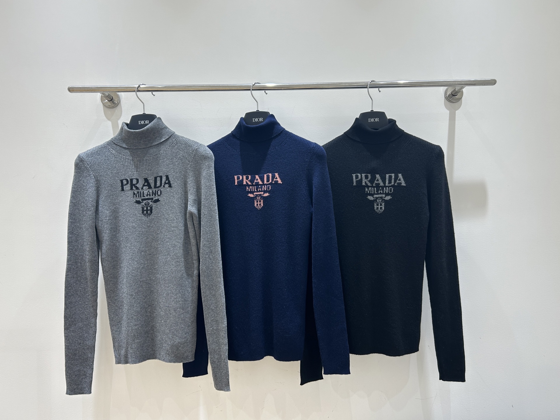 NO:685281,Autumn and winter are renewed!  Prada’s bottoming shirt is amazing, the letter embroidery is super exquisite, black and gray navy blue is classic and fashionable, slim fit, high collar design, a must-have item for autumn and winter!  ,,prada,prada,19860909秋冬焕新啦！普拉达Prada这款打底衫绝了,字母刺绣超精致,黑灰藏蓝色经典又时尚,修身版型,高领设计,秋冬必备单品！,,prada,prada,,Women's clothing