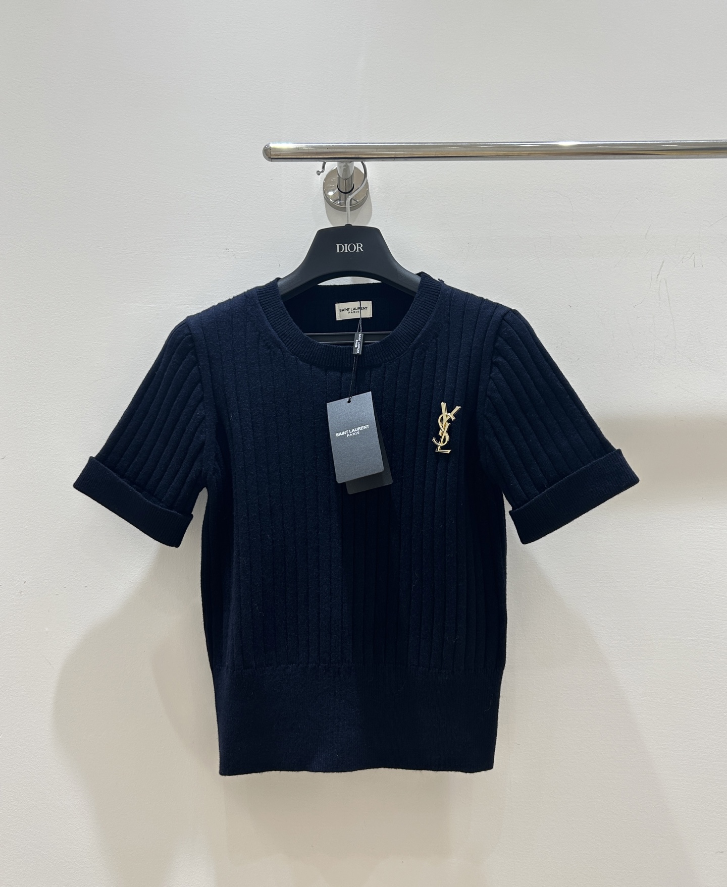 NO:685277,Saint Laurent YSL new model is coming!  The design of the pin badge is super eye-catching, the knitted rib strips are of great texture, the round neck and short sleeves are super versatile, new models are in stock, don’t miss it in seconds!  SML ready delivery!  ,,saint laurent,saint laurent,T-shirt,19860909圣罗兰YSL新款来袭！别针徽章设计超吸睛,针织坑条质感绝,圆领短袖超百搭,新款现货,秒发别错过！SML现货发！,,saint laurent,saint laurent,T-shirt,,Women's clothing