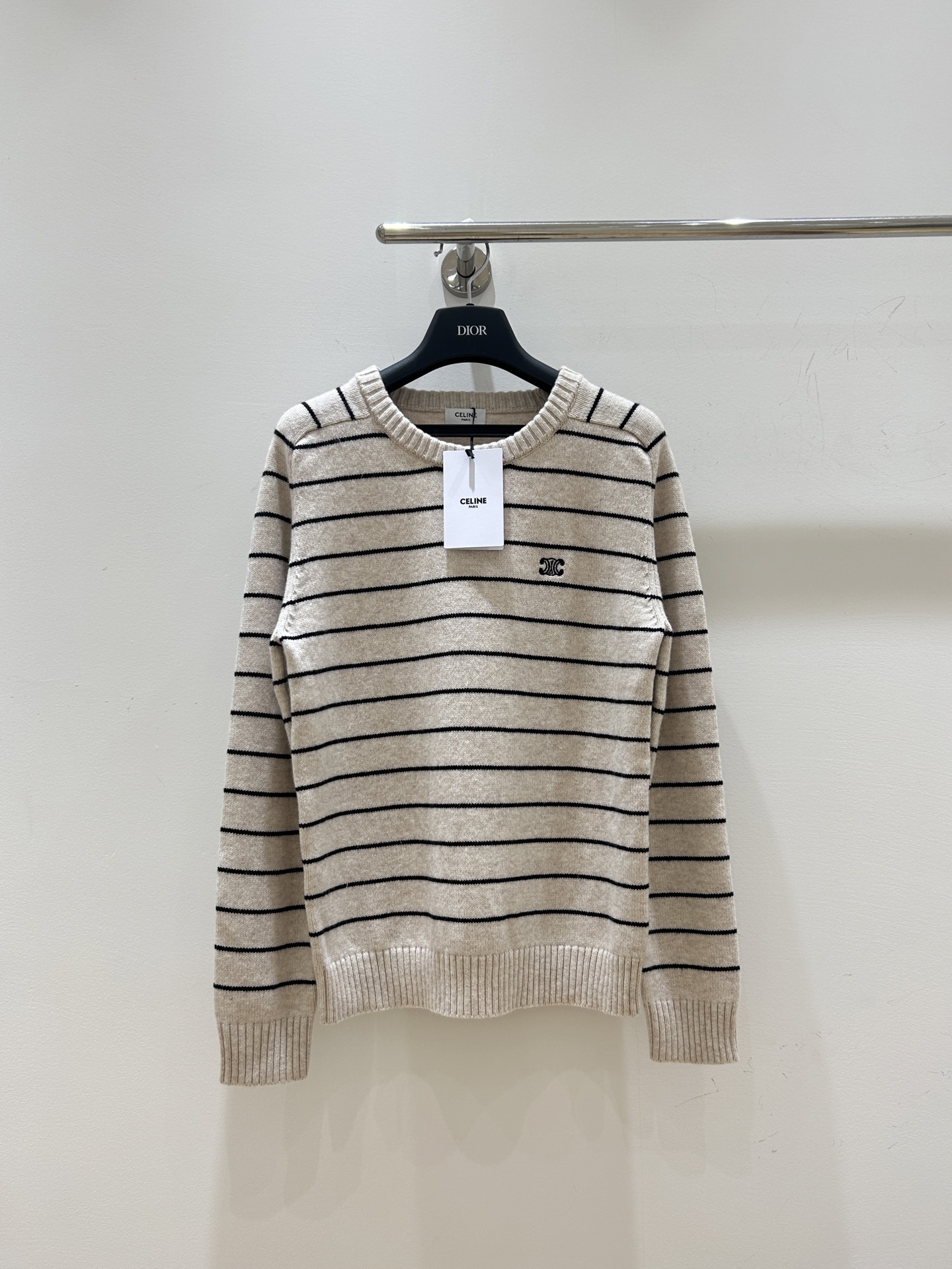 NO:686312,New autumn and winter styles are coming!  Celine Arc de Triomphe embroidered striped knitted round-neck long-sleeved sweater, classic design, super versatile, easy to control casual style, a must-have item for autumn and winter wardrobe!  ,,celine,sweaters,19860909秋冬新款来袭！Celine凯旋门刺绣条纹针织圆领长袖毛衣,经典设计超百搭,休闲风轻松驾驭,秋冬衣橱必备单品！,,celine,sweaters,,Women's clothing