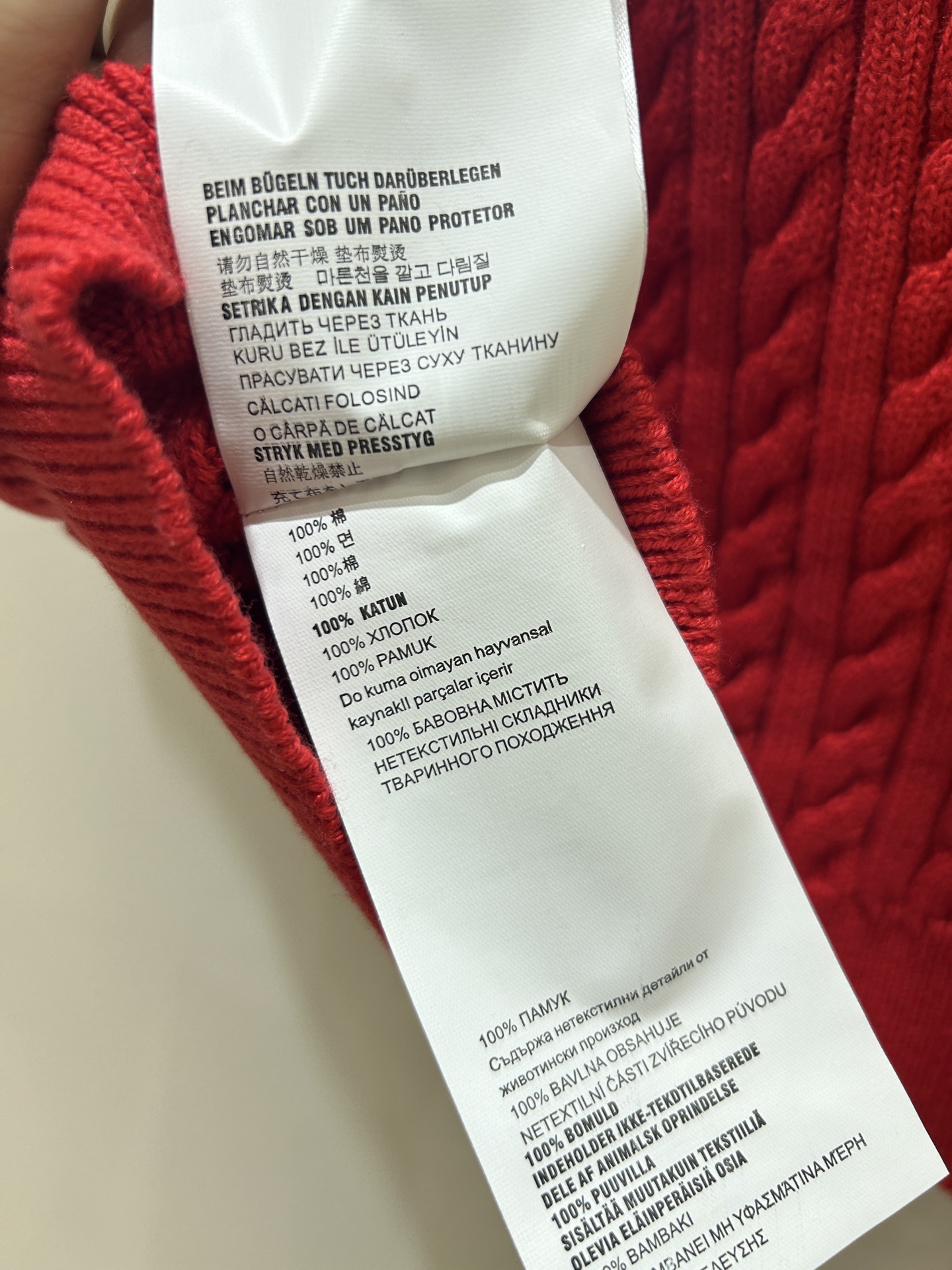 💰【新款上新】miumiu麻花扭绳圆领针织马甲背心来啦！新年红色超喜庆，叠穿单穿都出彩，时尚潮流必备，轻