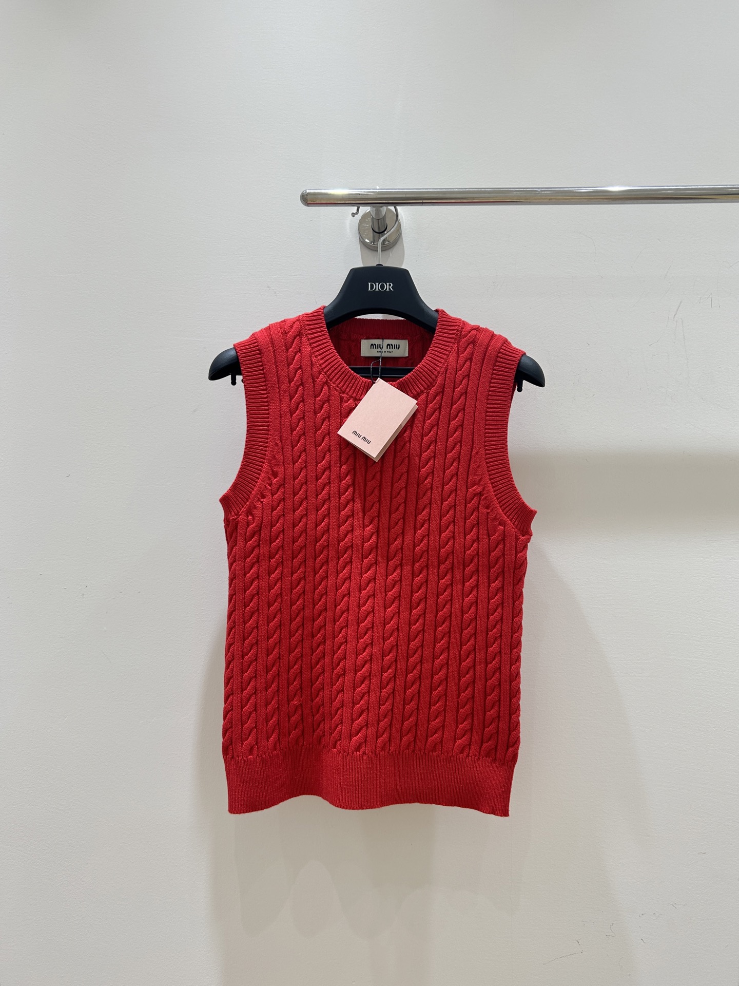 NO:695216,【新款上新】miumiu麻花扭绳圆领针织马甲背心来啦！ 新年红色超喜庆,叠穿单穿都出彩,时尚潮流必备,轻松打造个性穿搭！  ,,miumiu,19860909【新款上新】miumiu麻花扭绳圆领针织马甲背心来啦！新年红色超喜庆,叠穿单穿都出彩,时尚潮流必备,轻松打造个性穿搭！,,miumiu,,Women's clothing