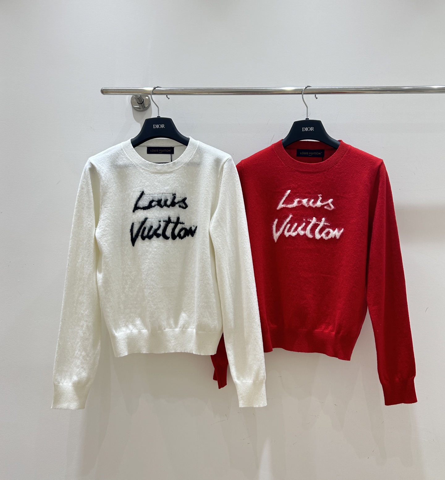 NO:695220,New autumn and winter sweaters are available!  LV Louis Vuitton monogram jacquard round neck knitted long-sleeved sweater, classic combination of red and white, fashionable and versatile, easy to create a trendy autumn and winter look!  Two colors and three sizes available from stock.,,louis vuitton,louis vuitton,sweaters,19860909秋冬毛衣上新啦！LV路易威登字母提花圆领针织长袖毛衣,红白色经典搭配,时尚又百搭,轻松打造秋冬潮流造型！二色三码现货供应.,,louis vuitton,louis vuitton,sweaters,,Women's clothing