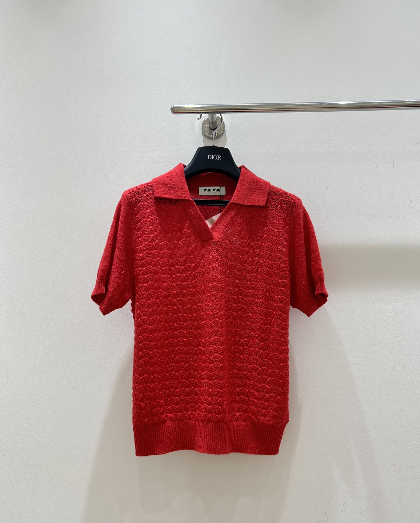 NO:708155,[miumiu’s new V-neck knitted short-sleeves are here!  】Pick hole hollow design, the lapels are super stylish!  Short-sleeved and refreshing, available in seconds, grab it quickly, don’t miss this summer fashion item!  ,,miumiu,T-shirt,19860909【miumiu新款V领针织短袖来啦！】挑孔镂空设计,翻领超有型！短袖清爽,现货秒发,速抢,别错过这夏日时尚单品！,,miumiu,T-shirt,,Women's clothing