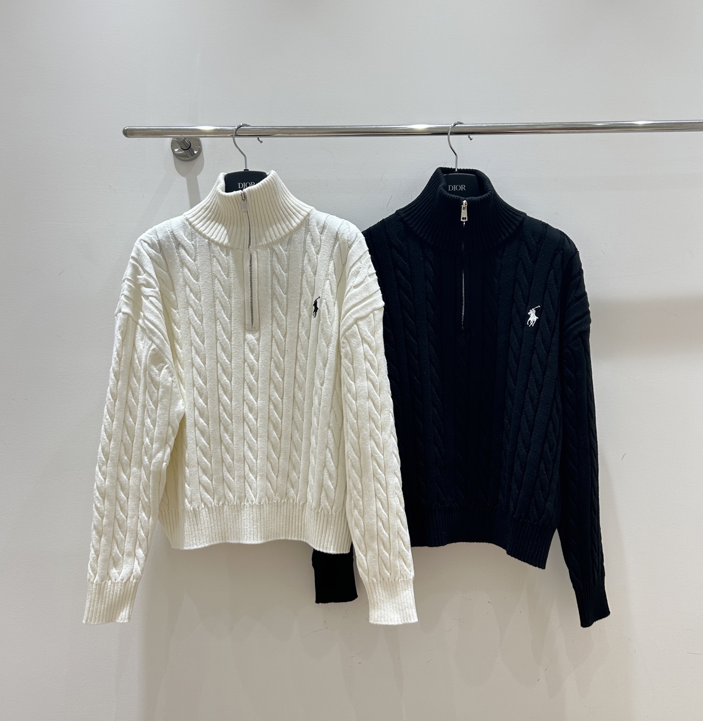 NO:708153,New models available in seconds!  Ralph Lauren embroidered twisted rope knitted, semi-open zippered long-sleeved sweater, great texture, fashionable and versatile, grab it now!  ,,loro piana,sweaters,19860909新款现货秒发！拉夫劳伦Ralph Lauren刺绣麻花扭绳针织,半开胸拉链长袖毛衣,质感超棒,时尚百搭,速来抢！,,loro piana,sweaters,,Women's clothing