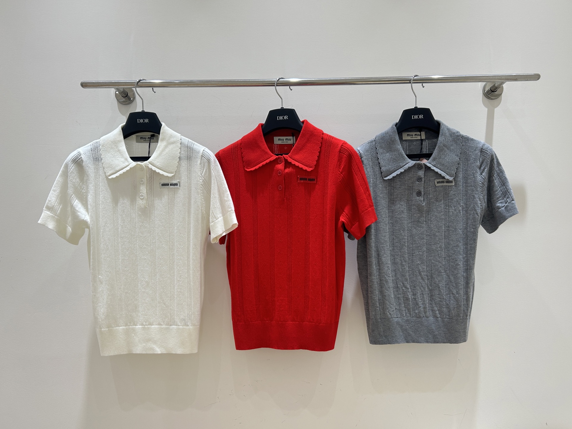 NO:708146,[New model on the market] miumiu fashionable letter car badge stitching, eye-catching hollowed-out design, buttoned wavy edge lapel to show your temperament, knitted long-sleeved cardigan top, a fashionable must-have for summer!  Three colors and three codes available from stock,,miumiu,19860909【新款上市】miumiu时髦字母车章拼接,镂空挑孔设计吸睛,纽扣波浪边翻领尽显气质,针织长袖开衫上衣,夏日时髦必备款！三色三码现货供应,,miumiu,,Women's clothing