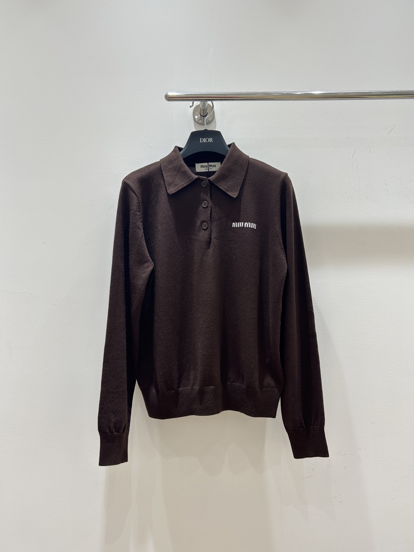 NO:709194,New styles for spring!  This coffee-colored miumiu letter jacquard sweater has a half-cut button design, a lapel and long sleeves that are super stylish. It is easy to style in Maillard style. It is fashionable and versatile, and is a must-have for your spring wardrobe!  ,,miumiu,19860909春款上新！这款咖色miumiu字母提花针织衫,半开胸纽扣设计,翻领长袖超有型,美拉德风轻松拿捏,时尚又百搭,春日衣橱必备！,,miumiu,,Women's clothing