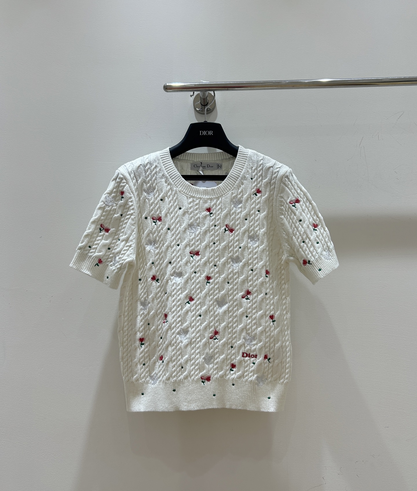 NO:709192,New styles for spring!  The Dior Little Red Flower series is coming, with exquisite and smart white dove embroidery, unique twist twist design, round neck and short style, compact and short sleeves, fashionable and playful, come and unlock new spring outfits!  ,,dior,dior,T-shirt,19860909春款上新！Dior迪奥小红花系列来袭,白鸽刺绣精致灵动,麻花扭绳设计独特,圆领短款小巧短袖,时尚又俏皮,速来解锁春日新穿搭！,,dior,dior,T-shirt,,Women's clothing