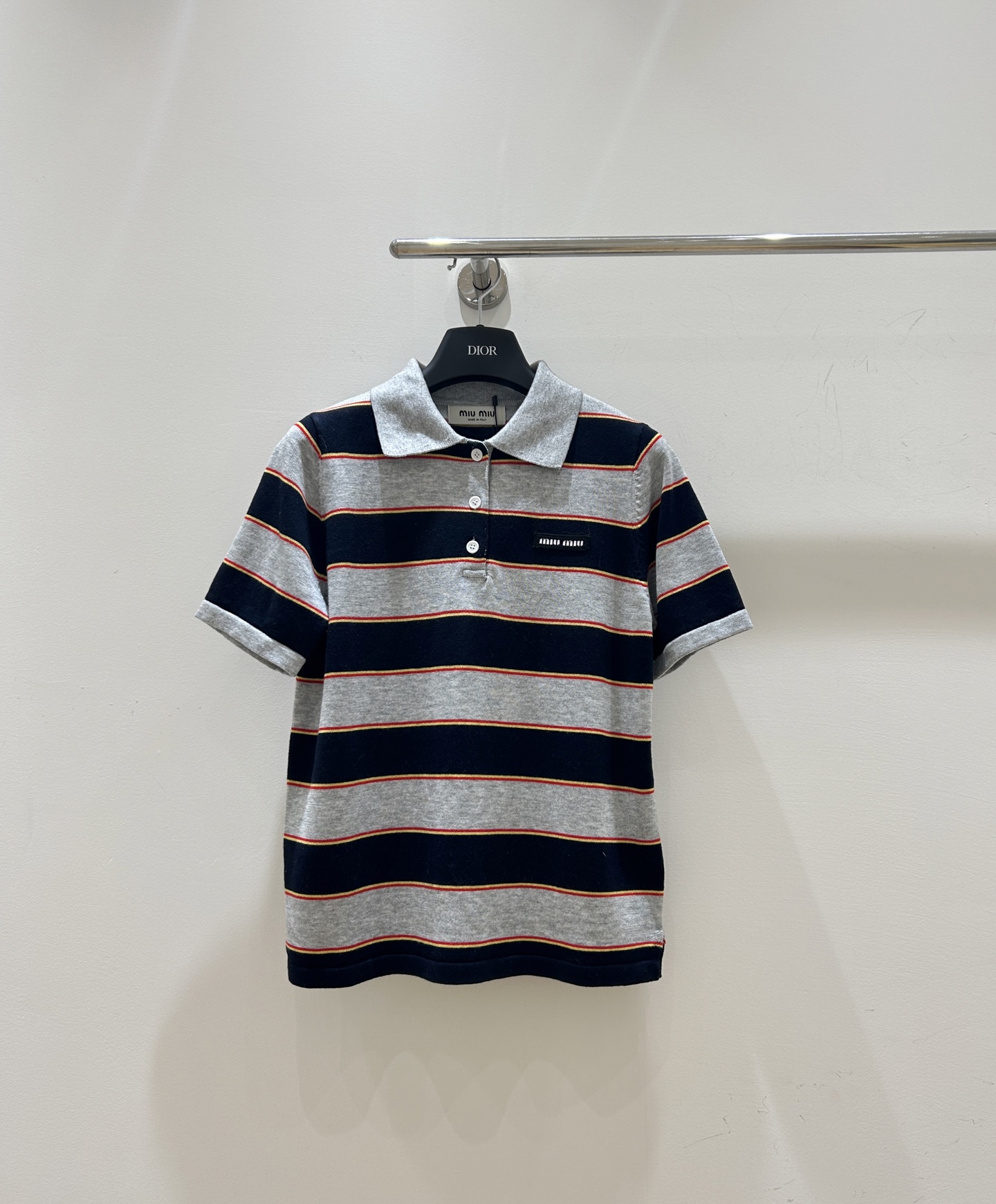 NO:709190,New style is coming!  The miumiu letter logo is super eye-catching, the blue and gray contrasting stripes are full of vitality, the knitted lapel is exquisite, and the short-sleeved design is refreshing and fashionable, a must-have for summer wear!  ,,miumiu,T-shirt,19860909新款来袭！miumiu字母徽标超吸睛,蓝色灰色撞色条纹活力满满,针织翻领显精致,短袖设计清爽又时尚,夏日穿搭必备！,,miumiu,T-shirt,,Women's clothing