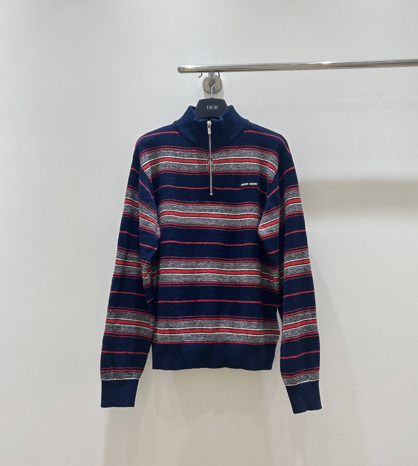 NO:709202,New styles for spring!  This sweater is super eye-catching with miumiu letter logo embellishment, half-open zipper design, contrasting stripes in two colors, terry embroidered fabric, long sleeves, comfortable and full of fashion!  ,,miumiu,sweaters,19860909春款上新！这款毛衣超吸睛 miumiu字母徽标点缀,半开胸拉链设计,间色条纹撞色,毛巾绣面料,长袖舒适,时尚感拉满！,,miumiu,sweaters,,Women's clothing
