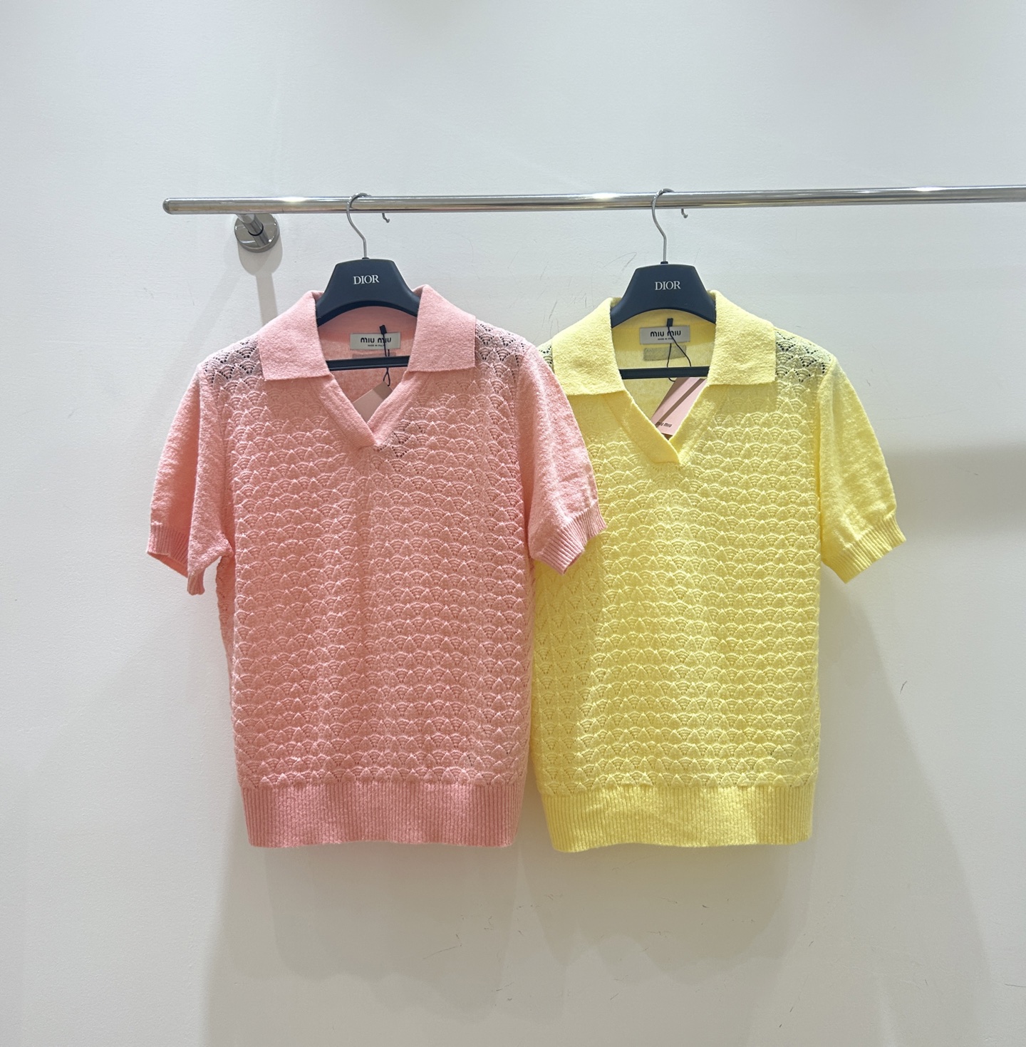NO:710416,[miumiu’s new V-neck knitted short-sleeves are here!  】Pick hole hollow design, the lapels are super stylish!  Short-sleeved and refreshing, available in seconds, grab it quickly, don’t miss this summer fashion item!  Two colors and three codes will be shipped instantly!  ,,miumiu,T-shirt,19860909【miumiu新款V领针织短袖来啦！】挑孔镂空设计,翻领超有型！短袖清爽,现货秒发,速抢,别错过这夏日时尚单品！二色三码现货秒发！,,miumiu,T-shirt,,Women's clothing