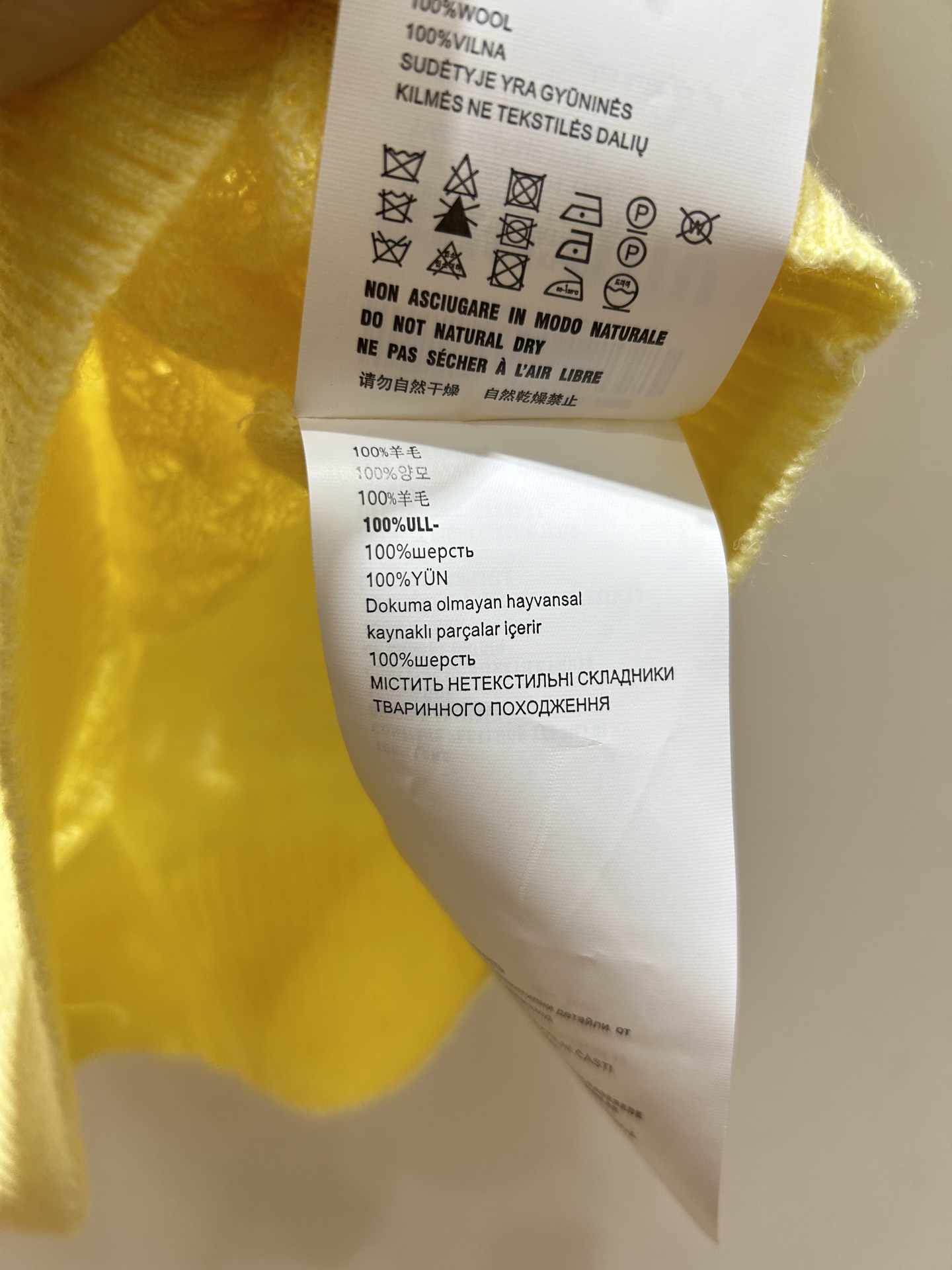 💰【miumiu新款V领针织短袖来啦！】挑孔镂空设计，翻领超有型！短袖清爽，现货秒发，速抢，别错过这夏日