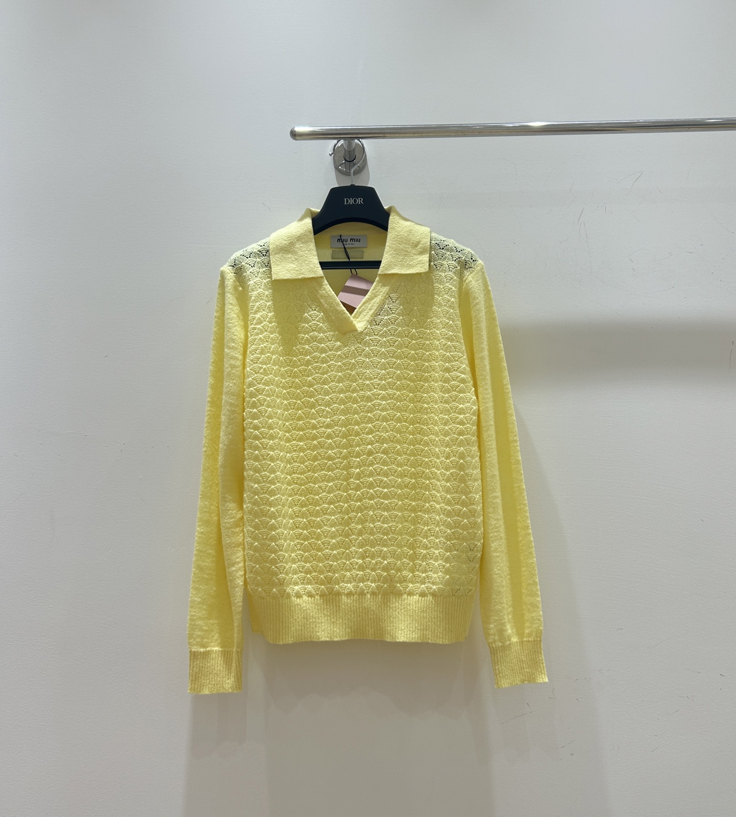 💰【miumiu新款V领针织长袖来啦！】挑孔镂空设计，翻领超有型！长袖T恤清爽，现货秒发，速抢，别错过这