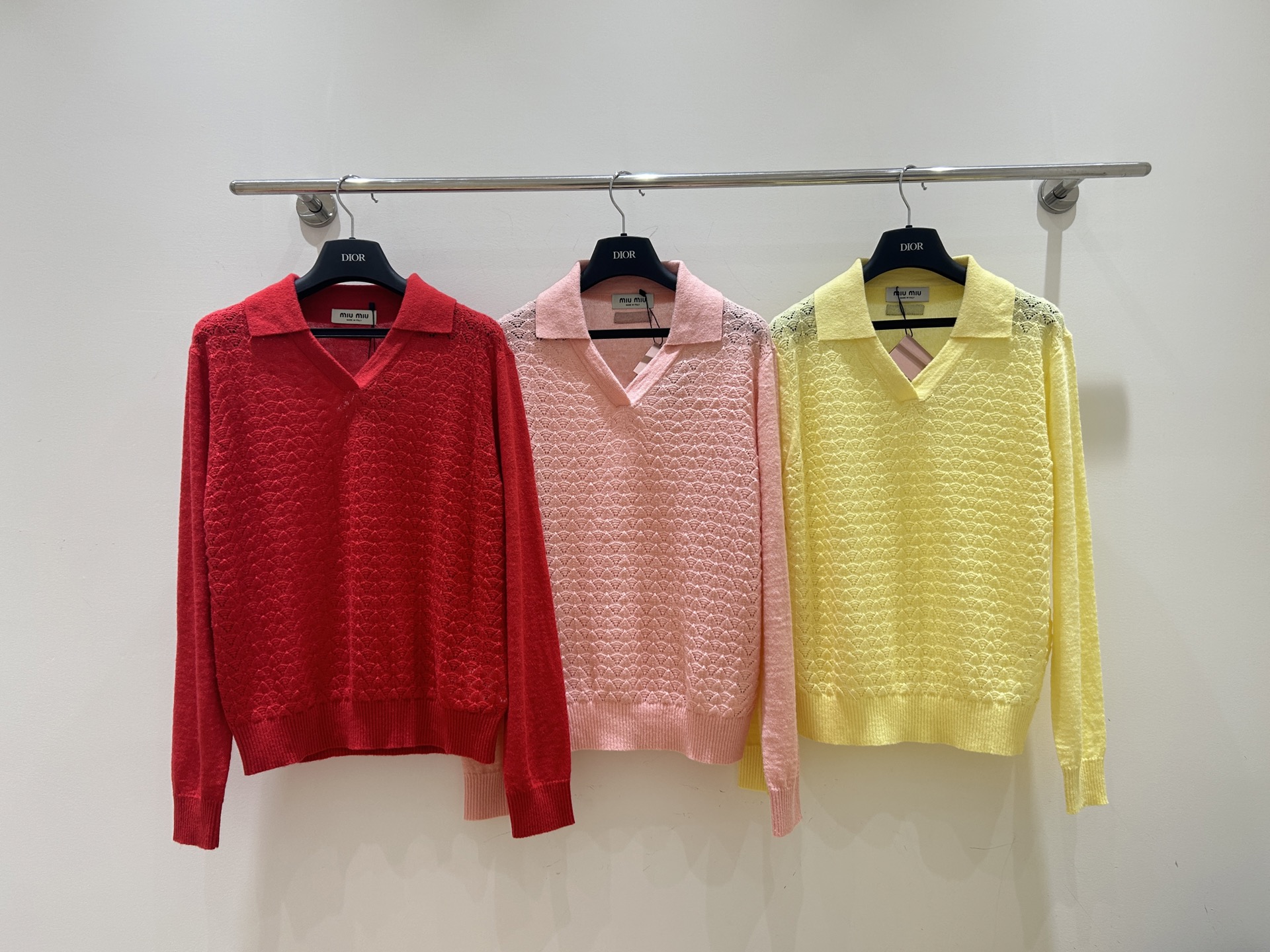 NO:734553,[miumiu’s new V-neck knitted long sleeves are here!  】Pick hole hollow design, the lapels are super stylish!  The long-sleeved T-shirt is refreshing and ready to go in seconds. Grab it quickly. Don’t miss this summer fashion item!  Three colors and three codes ready for delivery in seconds!  ,,miumiu,tees,t-shirt,19860909【miumiu新款V领针织长袖来啦！】挑孔镂空设计,翻领超有型！长袖T恤清爽,现货秒发,速抢,别错过这夏日时尚单品！三色三码现货秒发！,,miumiu,tees，t-shirt,,Women's clothing