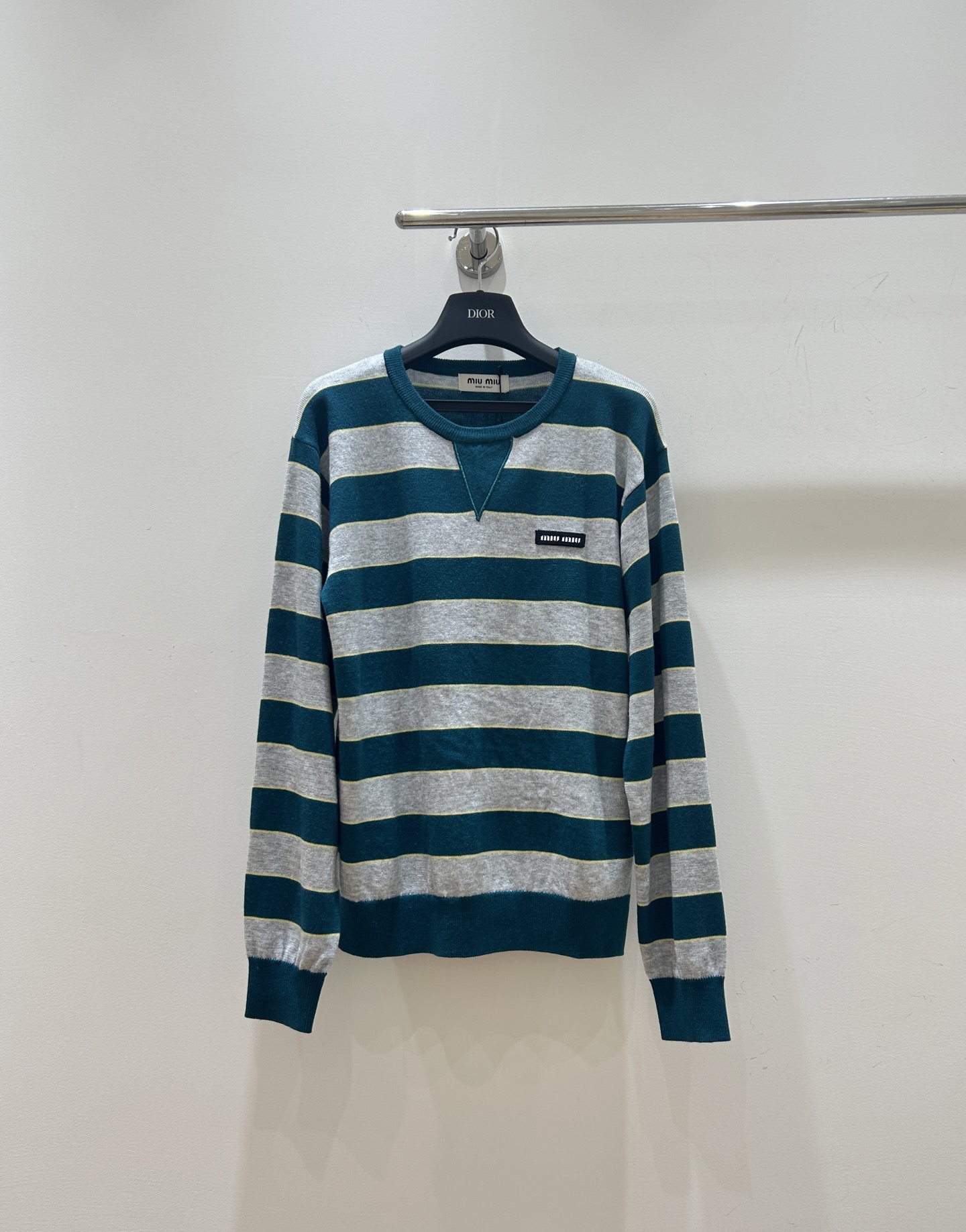 NO:737665,New styles for spring!  This miumiu letter logo sweater is amazing!  The green contrasting stripes are super eye-catching, and the loose long sleeves are lazy and casual, making it easy to create a fashionable spring look!  ,,miumiu,19860909春款上新！这款miumiu字母徽标针织衫绝了！绿色撞色条纹超吸睛,宽松长袖慵懒休闲,轻松打造春日时髦感！,,miumiu,,Women's clothing