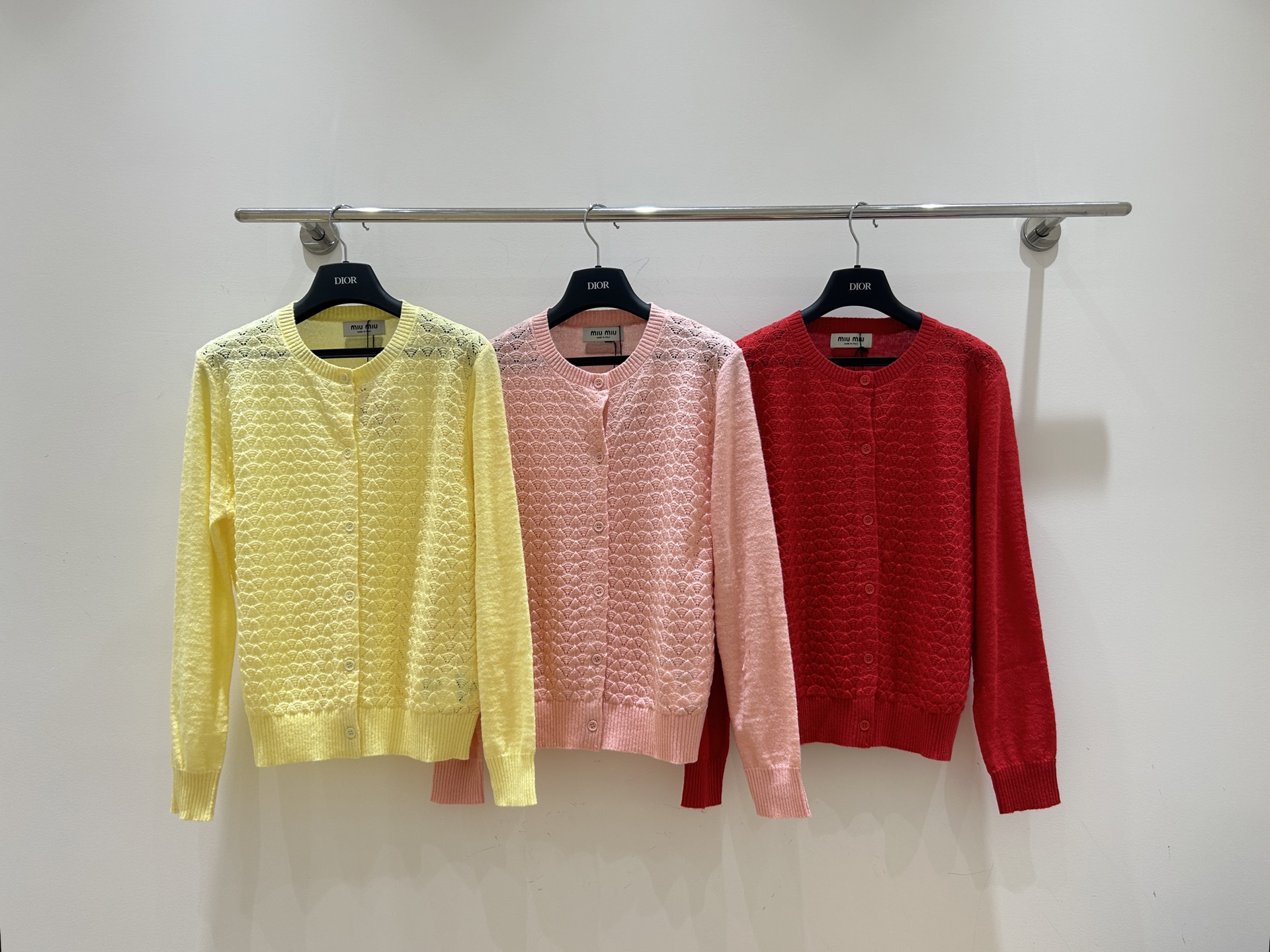 NO:715293,[miumiu’s new V-neck knitted cardigan with long sleeves is here!  】Pick hole hollow design, the lapel is super stylish!  The cardigan long-sleeved T-shirt is refreshing and ready for sale in seconds. Grab it quickly, don’t miss this summer fashion item!  Three colors and three codes ready for delivery in seconds!  ,,miumiu,tees,t-shirt,19860909【miumiu新款V领针织开衫长袖来啦！】挑孔镂空设计,翻领超有型！开衫长袖T恤清爽,现货秒发,速抢,别错过这夏日时尚单品！三色三码现货秒发！,,miumiu,tees，t-shirt,,Women's clothing