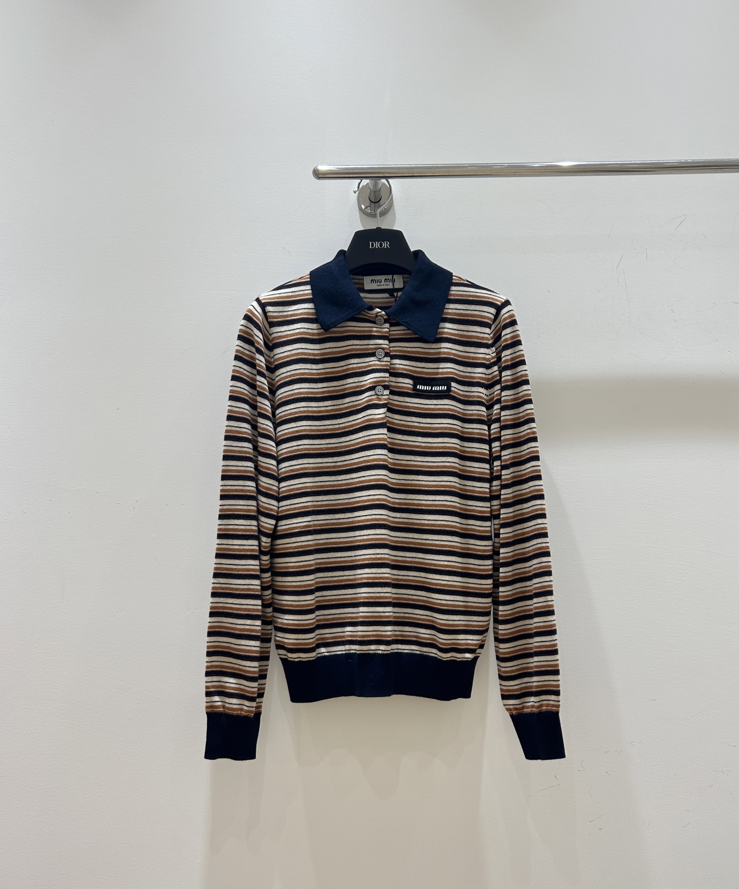 NO:715290,New styles for spring!  The miumiu letter logo semi-open lapel sweater is here!  Blue color matching with contrasting stripes is retro and fashionable, full of old money style, and the long-sleeved design is super practical!  ,,miumiu,19860909春款上新！miumiu字母徽标半开胸翻领针织衫来啦！蓝色拼色拼接撞色条纹,复古又时髦,老钱风拉满,长袖设计超实用！,,miumiu,,Women's clothing