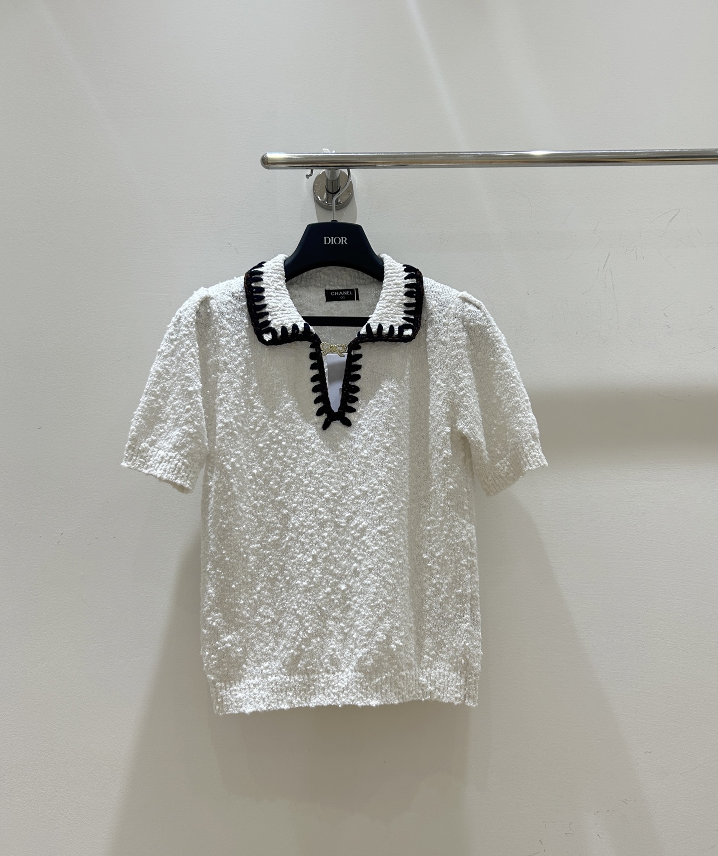 NO:716278,New styles for spring!  Chanel's French style fragrance is coming, with bow lapel knitted short sleeves, full of high-end feel, showing the aristocratic temperament, elegant and charming, hurry up and buy it!  ,,chanel,chanel,T-shirt,19860909春款上新！香奈儿Chanel法式小香风来袭,蝴蝶结翻领针织短袖,高级感满满,尽显名媛千金气质,优雅又迷人,速来抢购！,,chanel,chanel,T-shirt,,Women's clothing