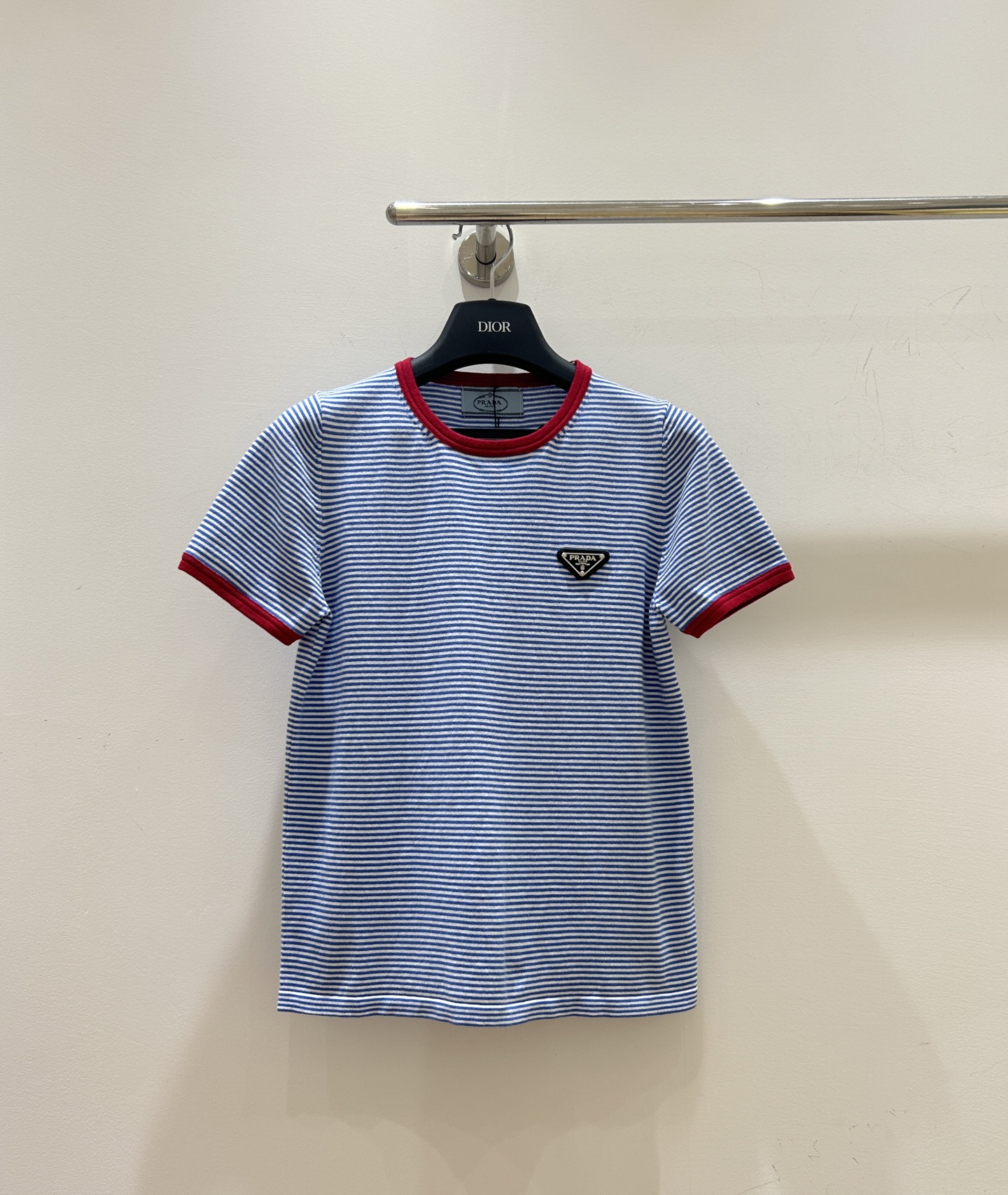 NO:716275,Spring new styles are coming!  Prada's popular model is here, the letter logo is super eye-catching, the red stitching is blue stripes, the knitted fabric is super comfortable, the round neck and short sleeve design is fashionable and versatile, come and grab it!  ,,prada,T-shirt,19860909春季新款来袭！普拉达爆款登场,字母徽标超吸睛,红色拼接蓝色条纹,针织面料超舒适,圆领短袖设计,时尚百搭,速来抢购！,,prada,T-shirt,,Women's clothing