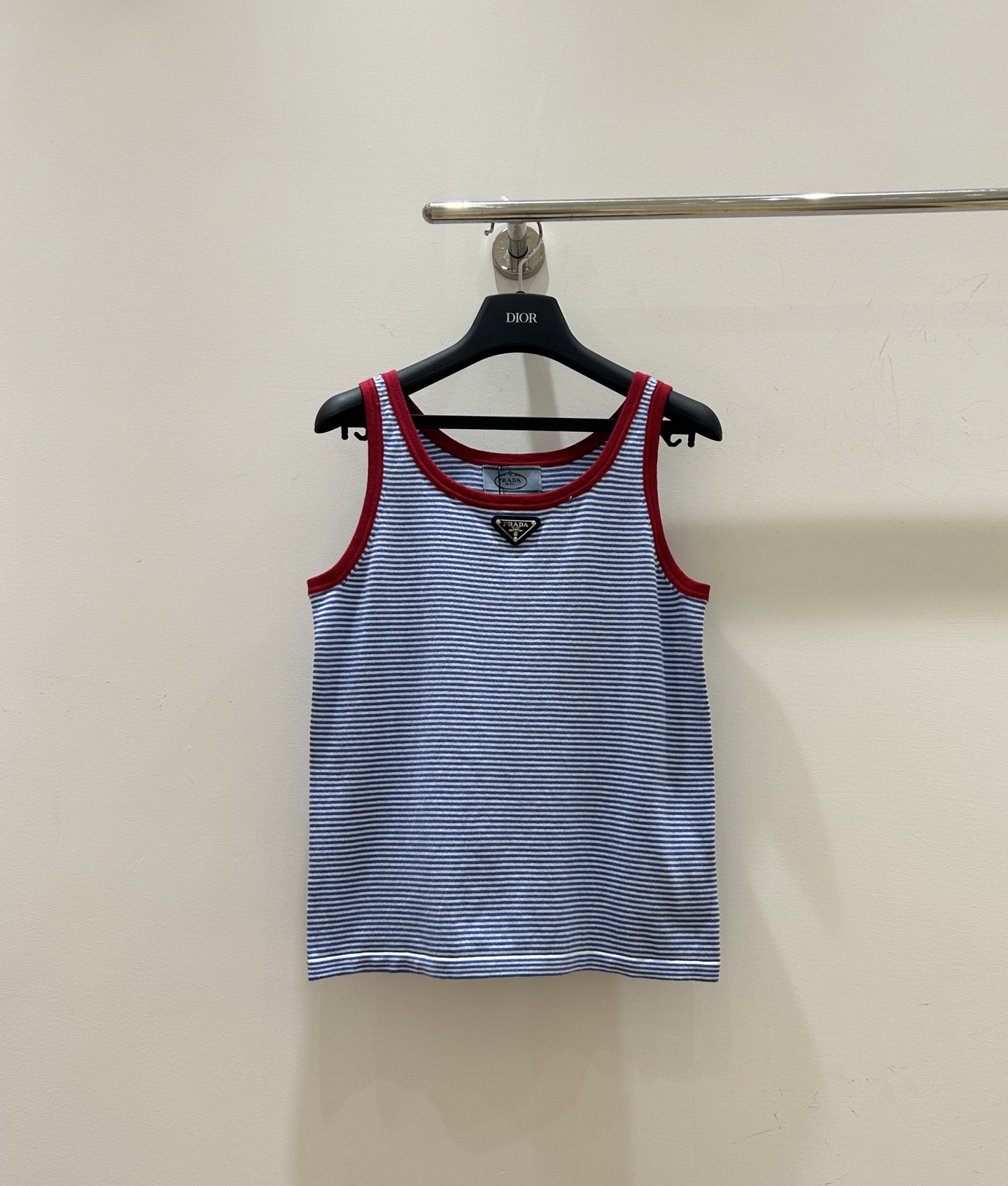 NO:716273,Spring new styles are coming!  Prada's explosive style is here, the letter logo is super eye-catching, red is spliced ​​with blue stripes, the knitted fabric is super comfortable, the U-neck vest design is fashionable and versatile, come and grab it!  ,,prada,19860909春季新款来袭！普拉达爆款登场,字母徽标超吸睛,红色拼接蓝色条纹,针织面料超舒适,U领背心设计,时尚百搭,速来抢购！,,prada,,Women's clothing