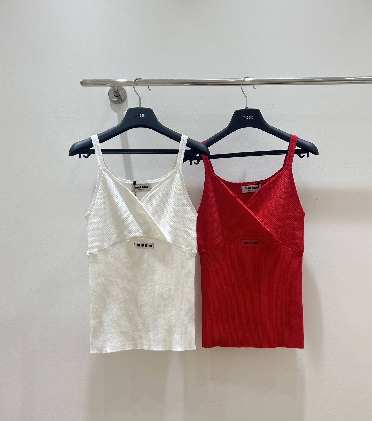 NO:729633,New 1758 spring models!  Miumiu letter logo knitted vest, V-neck crochet cutout is super exquisite, sweet and gentle, full of wind. It is an all-purpose inner wear item. It looks great when layered with suspenders. Close your eyes and enjoy it!  ,,miumiu,198609091758春款上新！miumiu字母徽标针织背心,V领钩花镂空超精致,甜美温柔风拉满.万能内搭神器,叠穿吊带超好看,闭眼入！,,miumiu,,Women's clothing